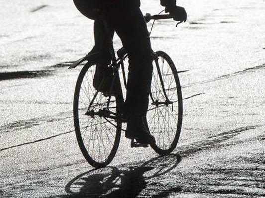 Ein Radfahrer wurde am Montag bei einem Unfall in Wien-Fünfhaus schwer verletzt.