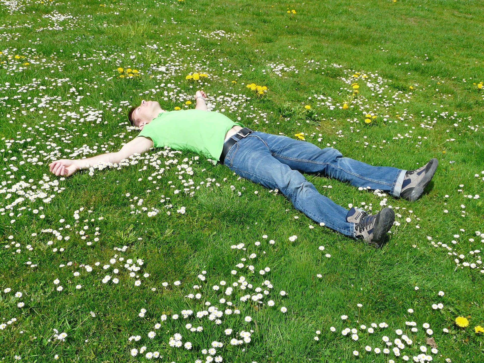 Auch die "Dead Pose", also das Totstellen, gehört zu den dümmsten Internet-Trends 2017.