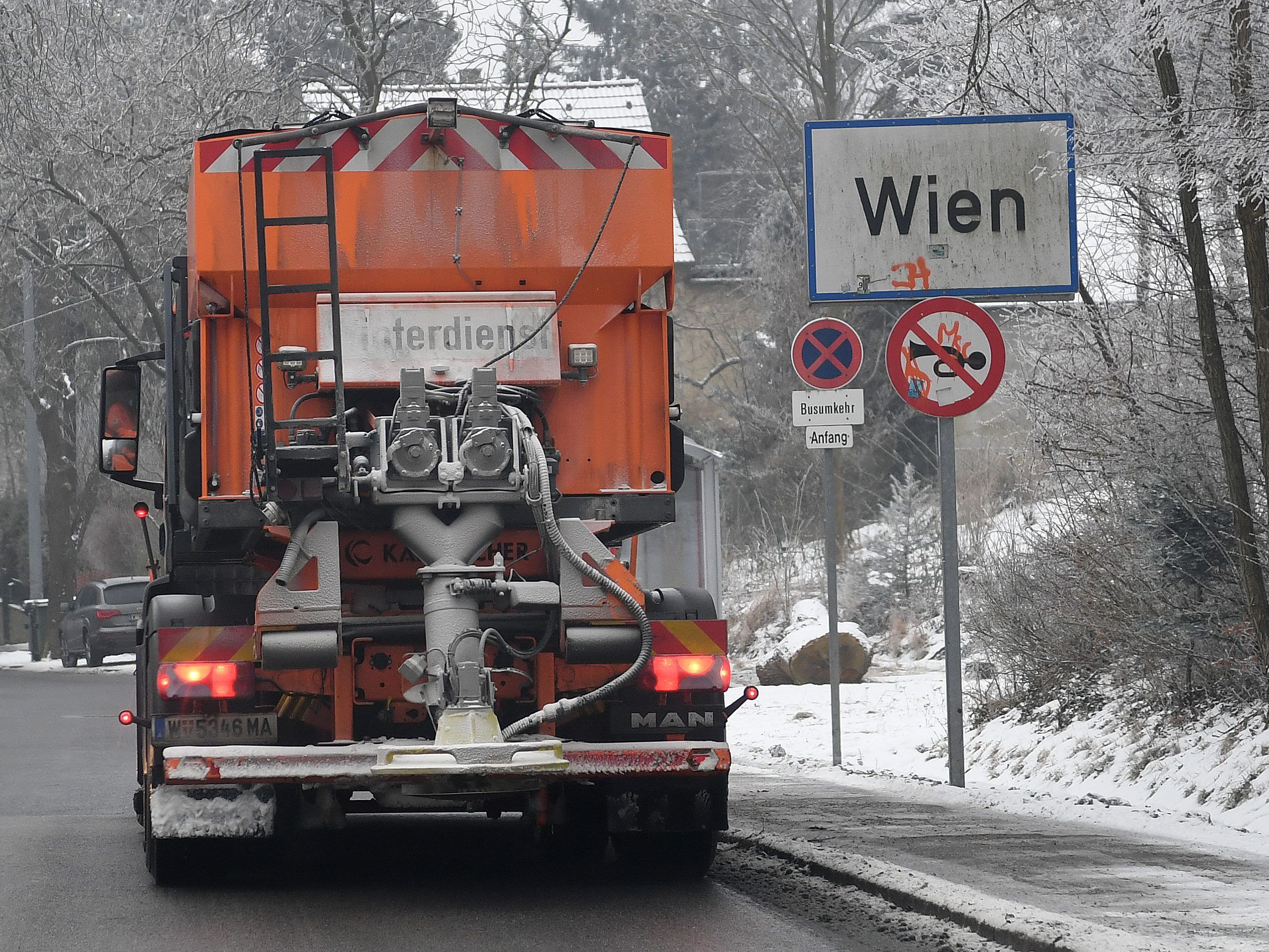 Der erste Schnee in Wien sorgte für Unfälle und Staus im Frühverkehr. Der erste Schnee in Wien sorgte für Unfälle und Staus im Frühverkehr.