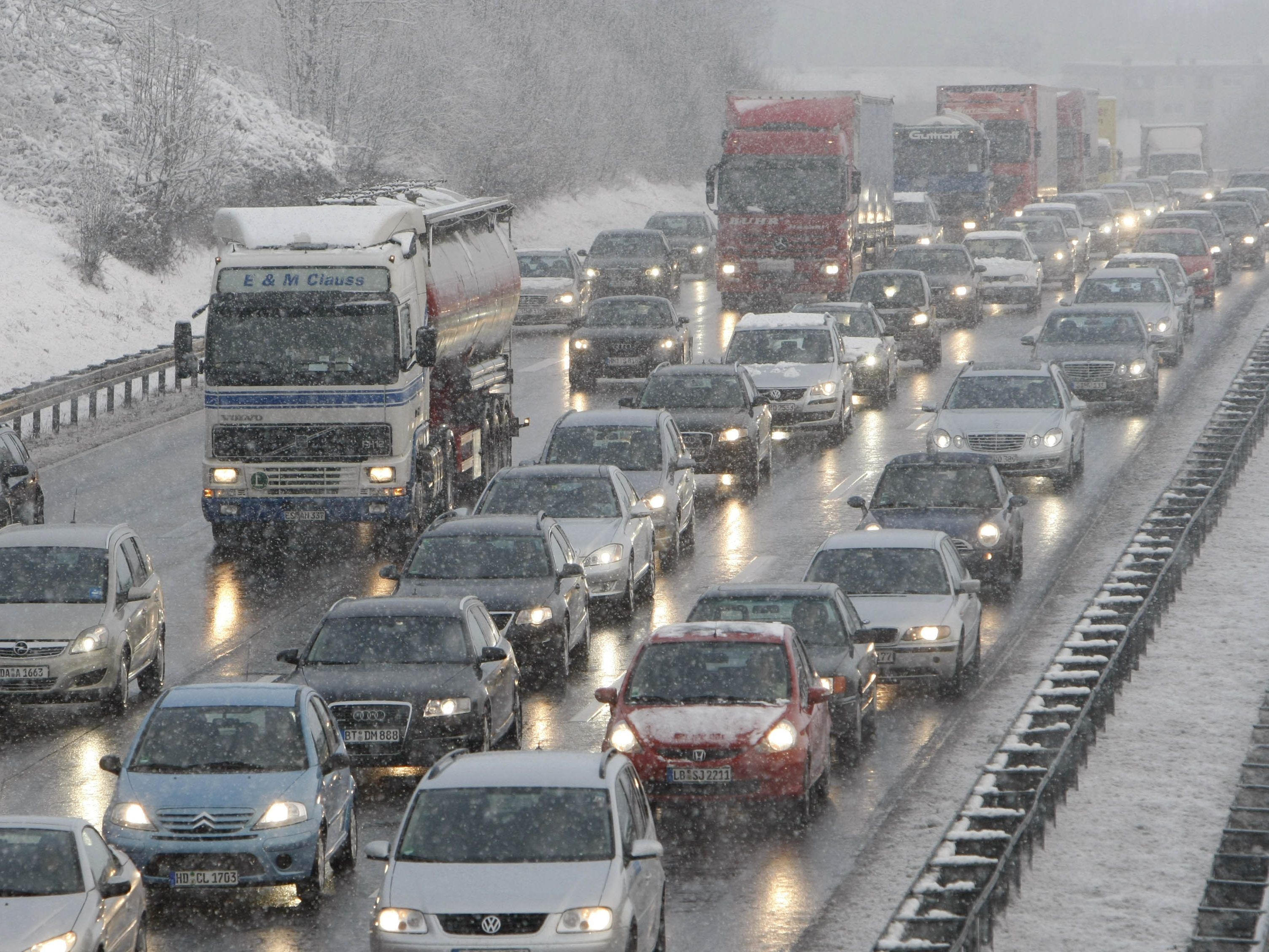 Der erste Schnee des Jahres sorgte für Staus in Österreich. Der erste Schnee des Jahres sorgte für Staus in Österreich.