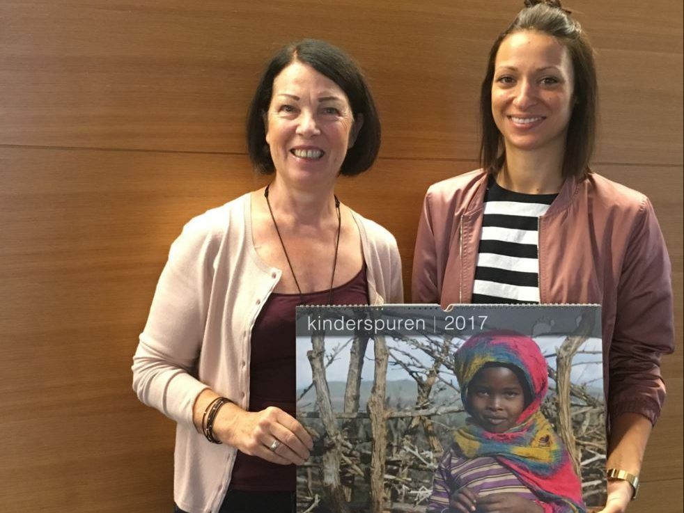 Katharina Rehm von Sutterlüty mit Marianne Brugger vom Verein "Kindern Zukunft schenken".