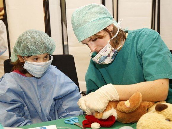 Im Teddy-Spital wird spielerisch plüschigen Freunden geholfen Im Teddy-Spital wird spielerisch plüschigen Freunden geholfen