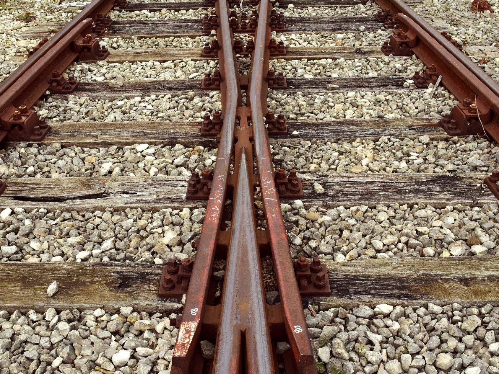 Der Lokführer stürzte vom Zug und verletzte sich schwer Der Lokführer stürzte vom Zug und verletzte sich schwer