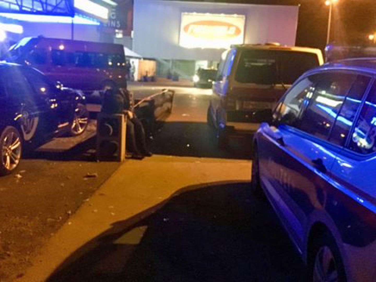Schwere Auseinandersetzungen zwischen Security und Gästen. Schwere Auseinandersetzungen zwischen Security und Gästen.