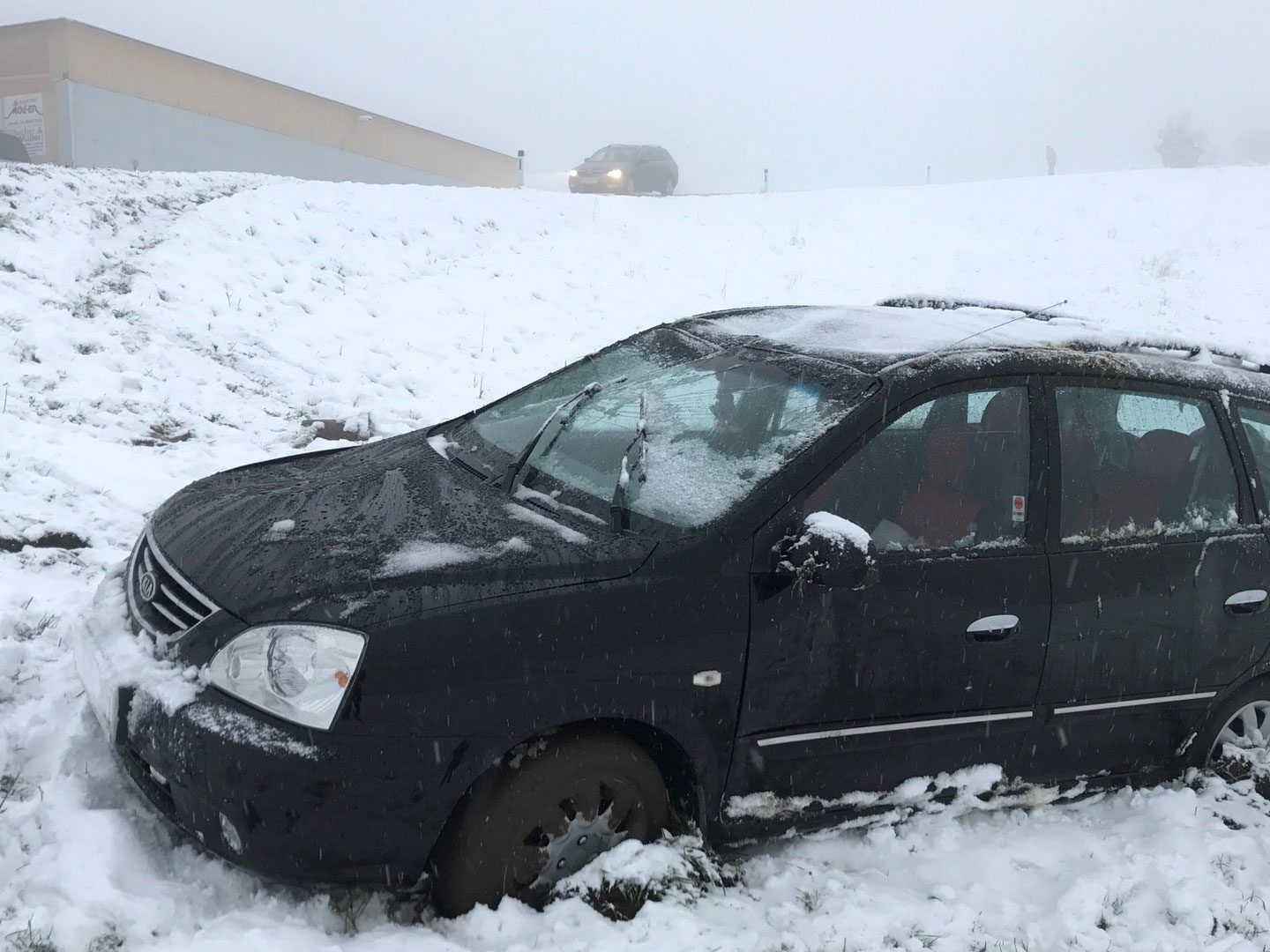 Der Pkw-Lenker blieb unverletzt.