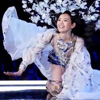 Model Ming stürzte auf dem Catwalk.