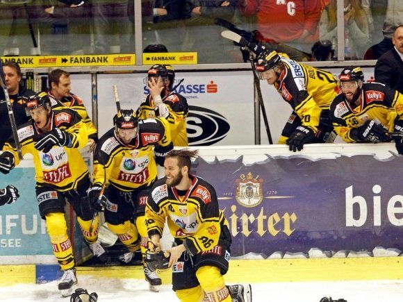 Die Vienna Capitals konnten das Duell gegen die Black Wings Linz einmal mehr für sich entscheiden. Die Vienna Capitals konnten das Duell gegen die Black Wings Linz einmal mehr für sich entscheiden.