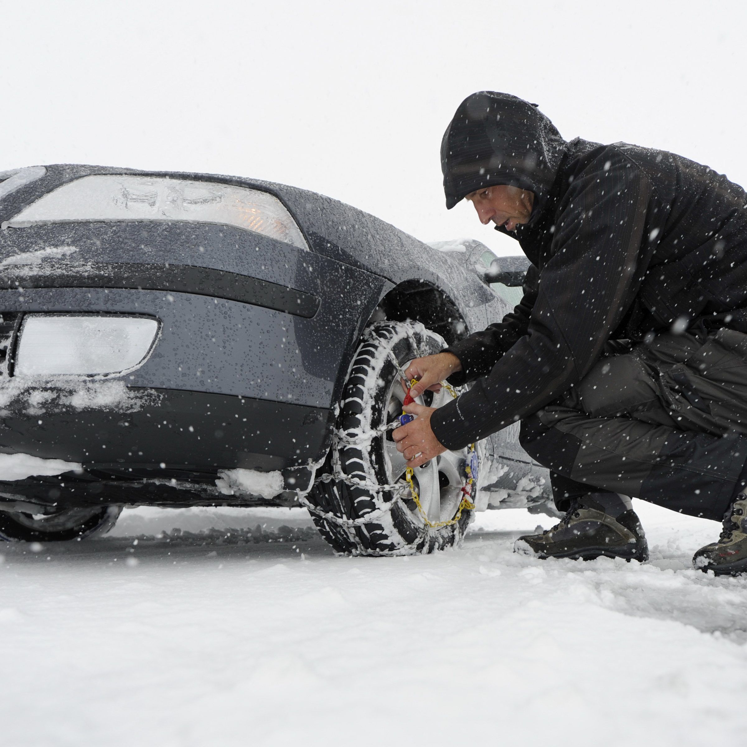 Bevor der Ernstfall eintritt, sollte man das Auf- und Abziehen von Schneeketten einmal testen.