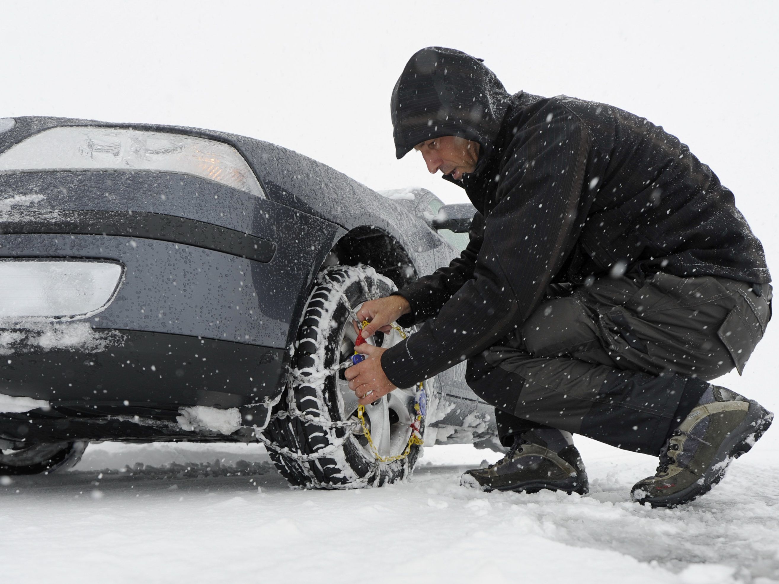 Bevor der Ernstfall eintritt, sollte man das Auf- und Abziehen von Schneeketten einmal testen. Bevor der Ernstfall eintritt, sollte man das Auf- und Abziehen von Schneeketten einmal testen.