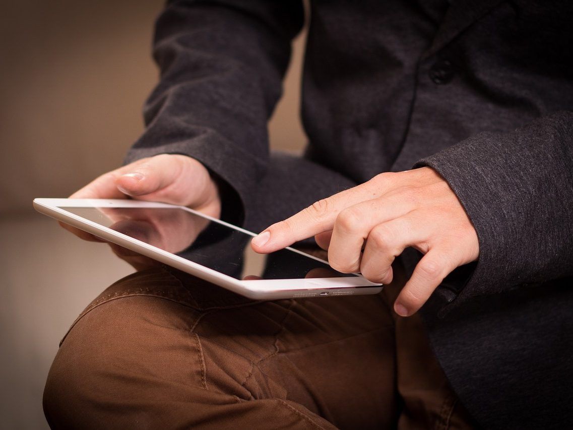Der bestohlene konnte sein Tablet orten. Der bestohlene konnte sein Tablet orten.