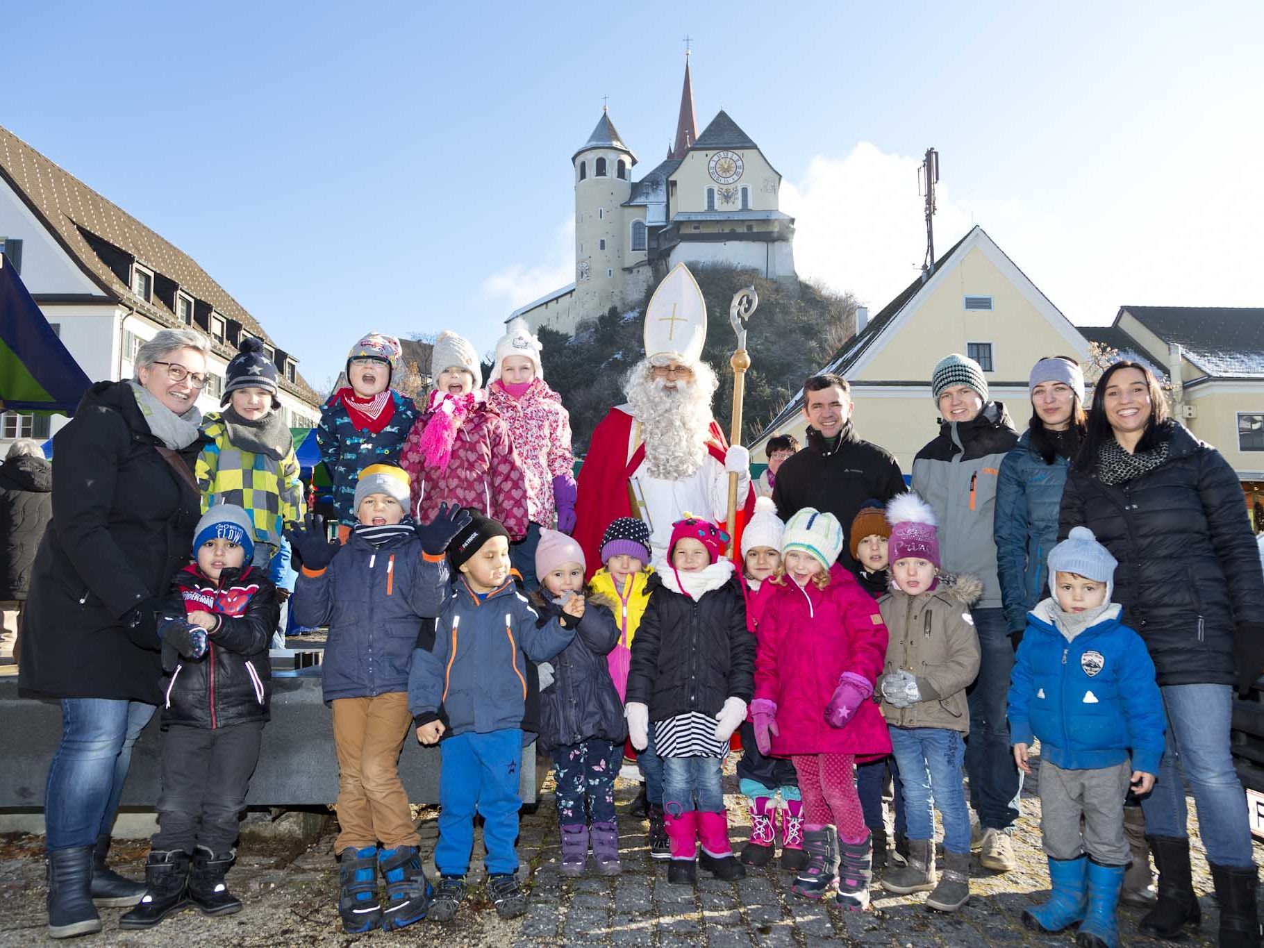 Die „Grüne“-Gruppe des Kindergarten Markt und Bürgermeister Martin Summer trafen den Nikolaus am Rankler Wochenmarkt. Die „Grüne“-Gruppe des Kindergarten Markt und Bürgermeister Martin Summer trafen den Nikolaus am Rankler Wochenmarkt.