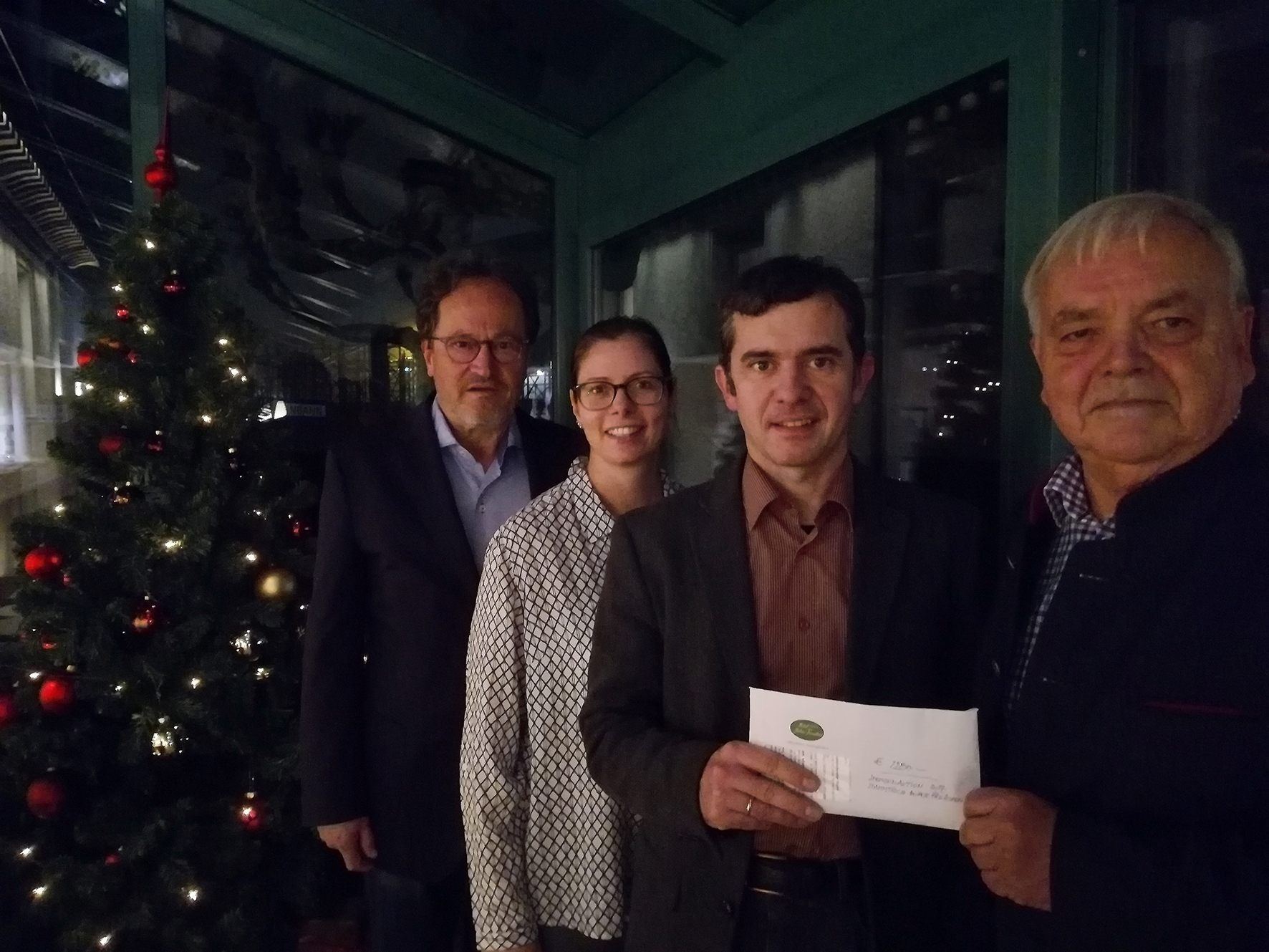 (v.l.) Walter Herbolzheimer vom Hotel „Hoher Freschen“, Vizebürgermeisterin Katharina Wöß-Krall, Bürgermeister Martin Summer und Paul Frick vom der Stammtischrunde (v.l.) Walter Herbolzheimer vom Hotel „Hoher Freschen“, Vizebürgermeisterin Katharina Wöß-Krall, Bürgermeister Martin Summer und Paul Frick vom der Stammtischrunde