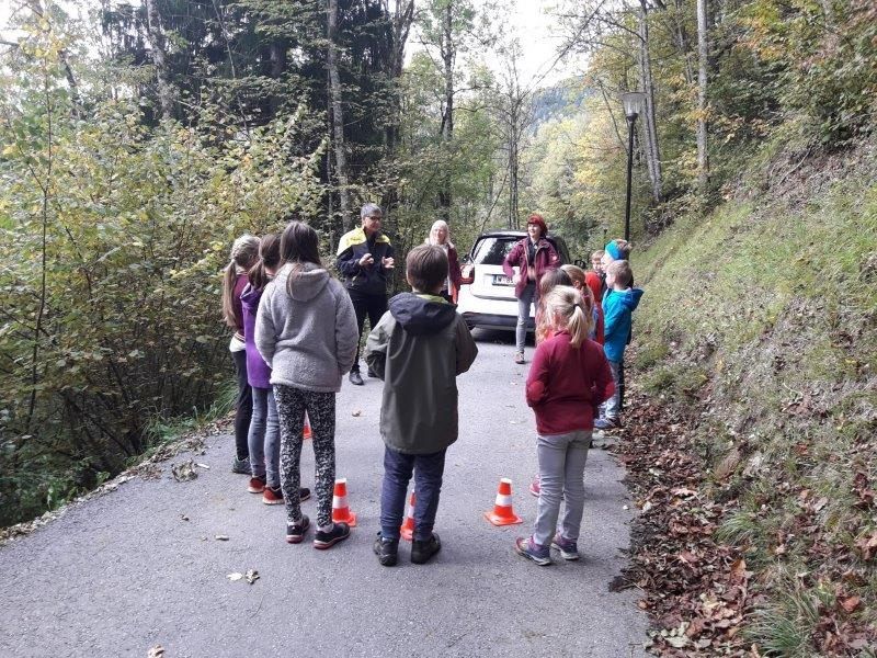 Die Kinder der Volksschule Bürserberg werden in das Thema Verkehrssicherheit eingeführt. Die Kinder der Volksschule Bürserberg werden in das Thema Verkehrssicherheit eingeführt.