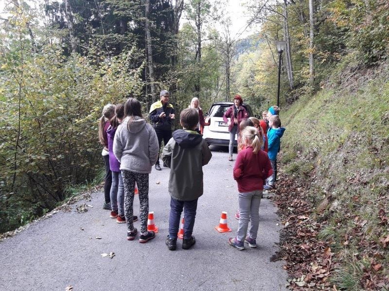 Die Kinder der Volksschule Bürserberg werden in das Thema Verkehrssicherheit eingeführt.