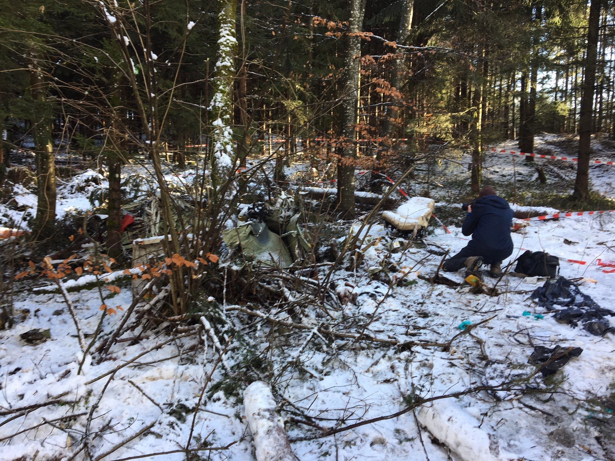 Die Einsatzkräfte und Ermittler am Freitag Morgen an der Absturzstelle nahe Ravensburg..