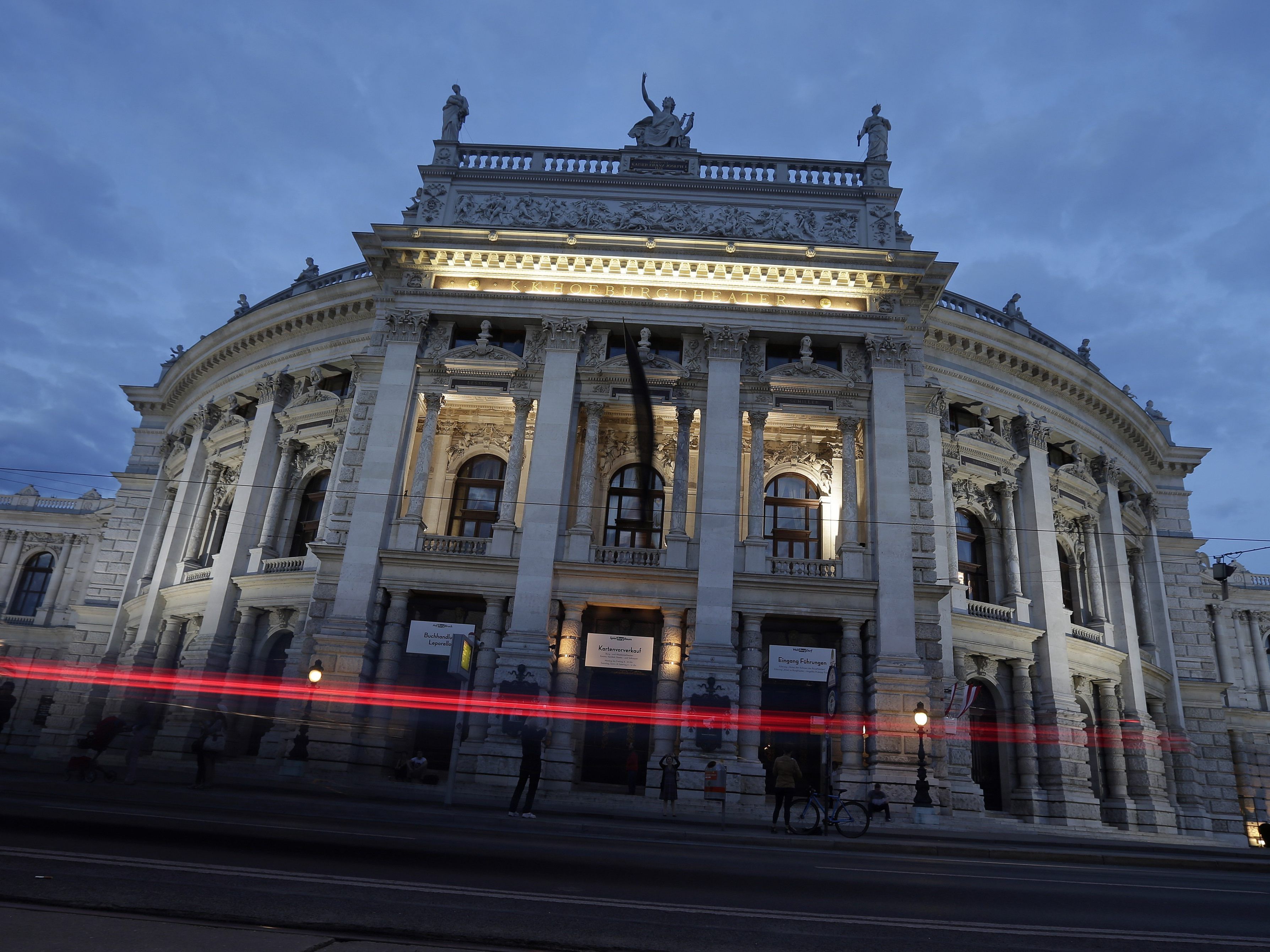Das Wiener Burgtheater sucht "hochbetagte Statisten".