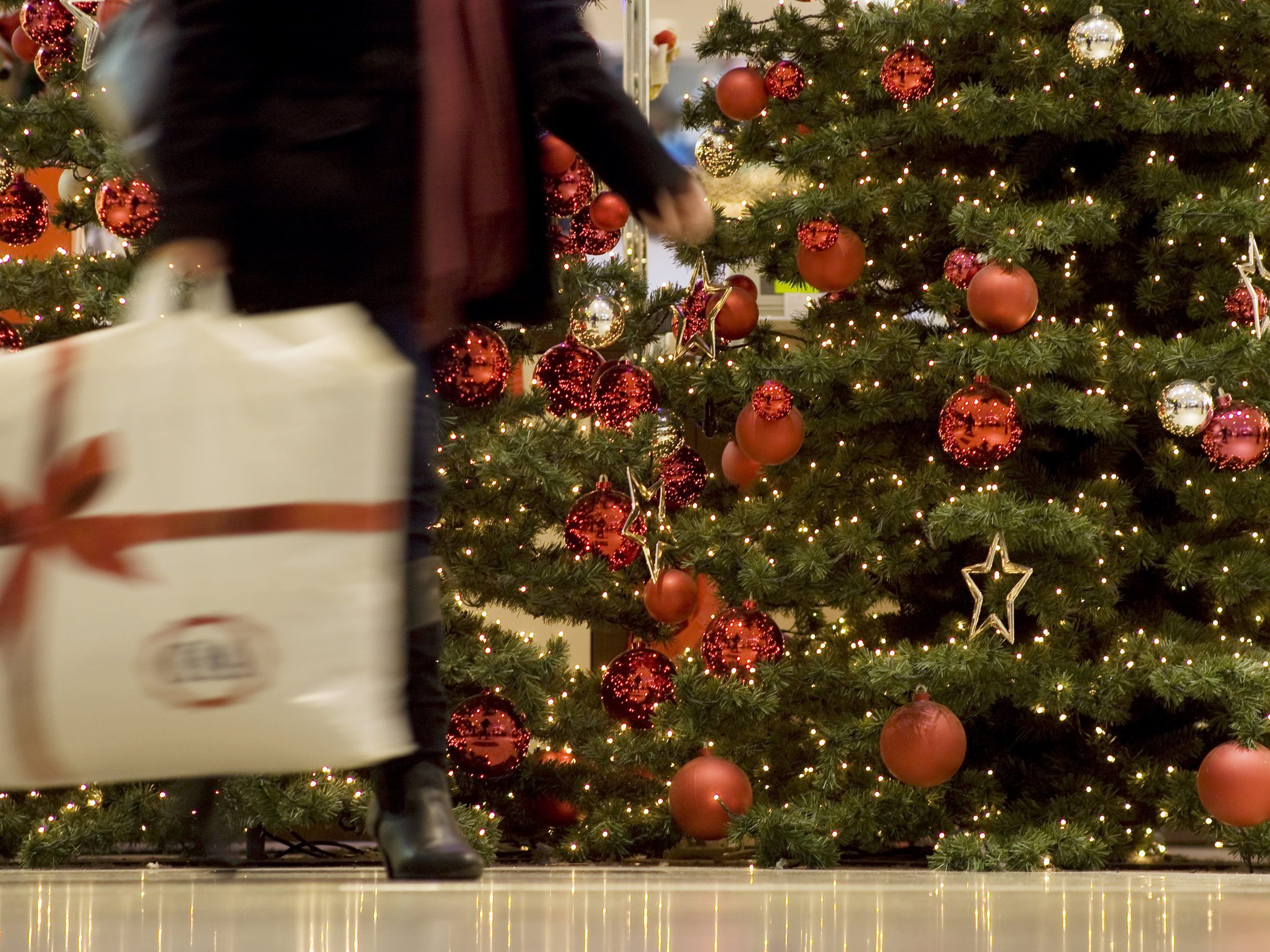 Wer letzte Weihnachtseinkäufe erledigen muss, sollte sich das Wann und Wo gut überlegen