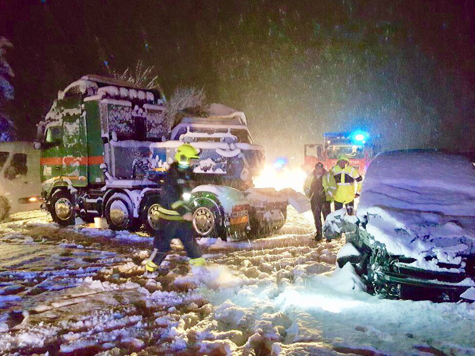 Wintereinbruch sorgte für hängengebliebene Fahrzeuge und eine Serie von Unfällen.