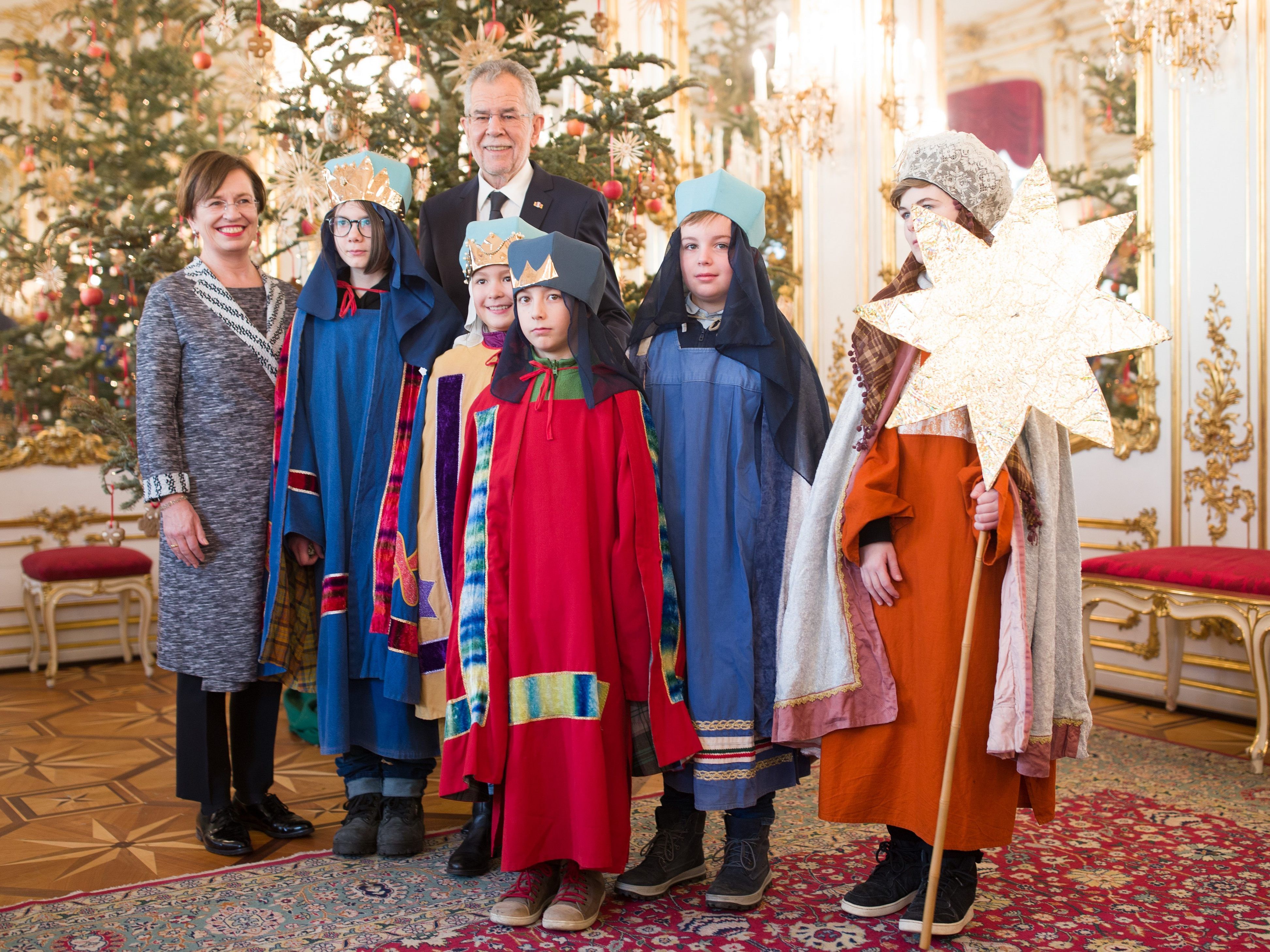Die Sternsinger auf Besuch bei Bundespräsident Alexander Van der Bellen und seiner Frau Doris Schmidauer