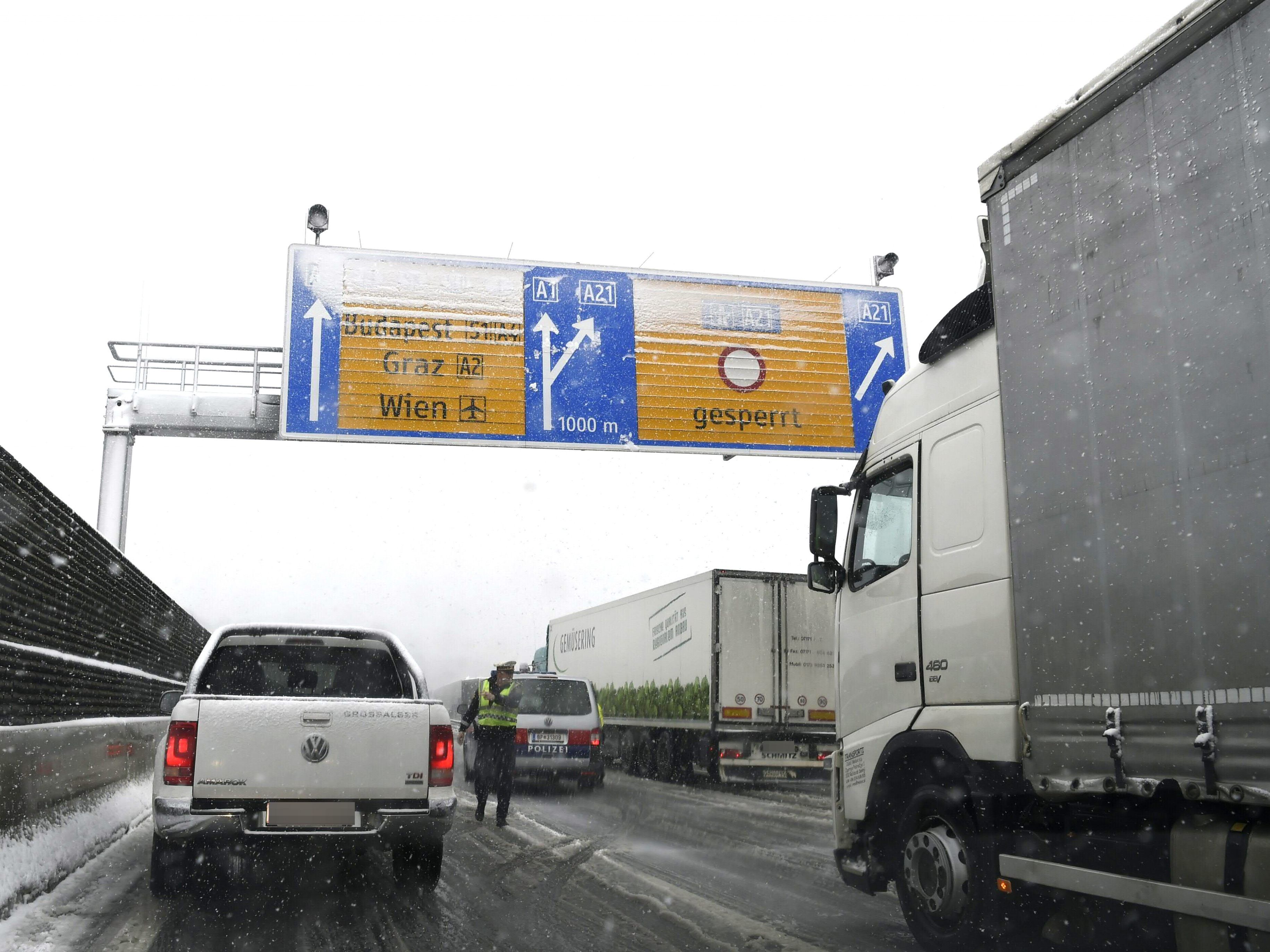 Nicht zum ersten Mal ist die Außenring-Autobahn (A21) zwischen dem Knoten Steinhäusl und Hochstraß Richtung Wien wegen Schneefalls gesperrt worden Nicht zum ersten Mal ist die Außenring-Autobahn (A21) zwischen dem Knoten Steinhäusl und Hochstraß Richtung Wien wegen Schneefalls gesperrt worden