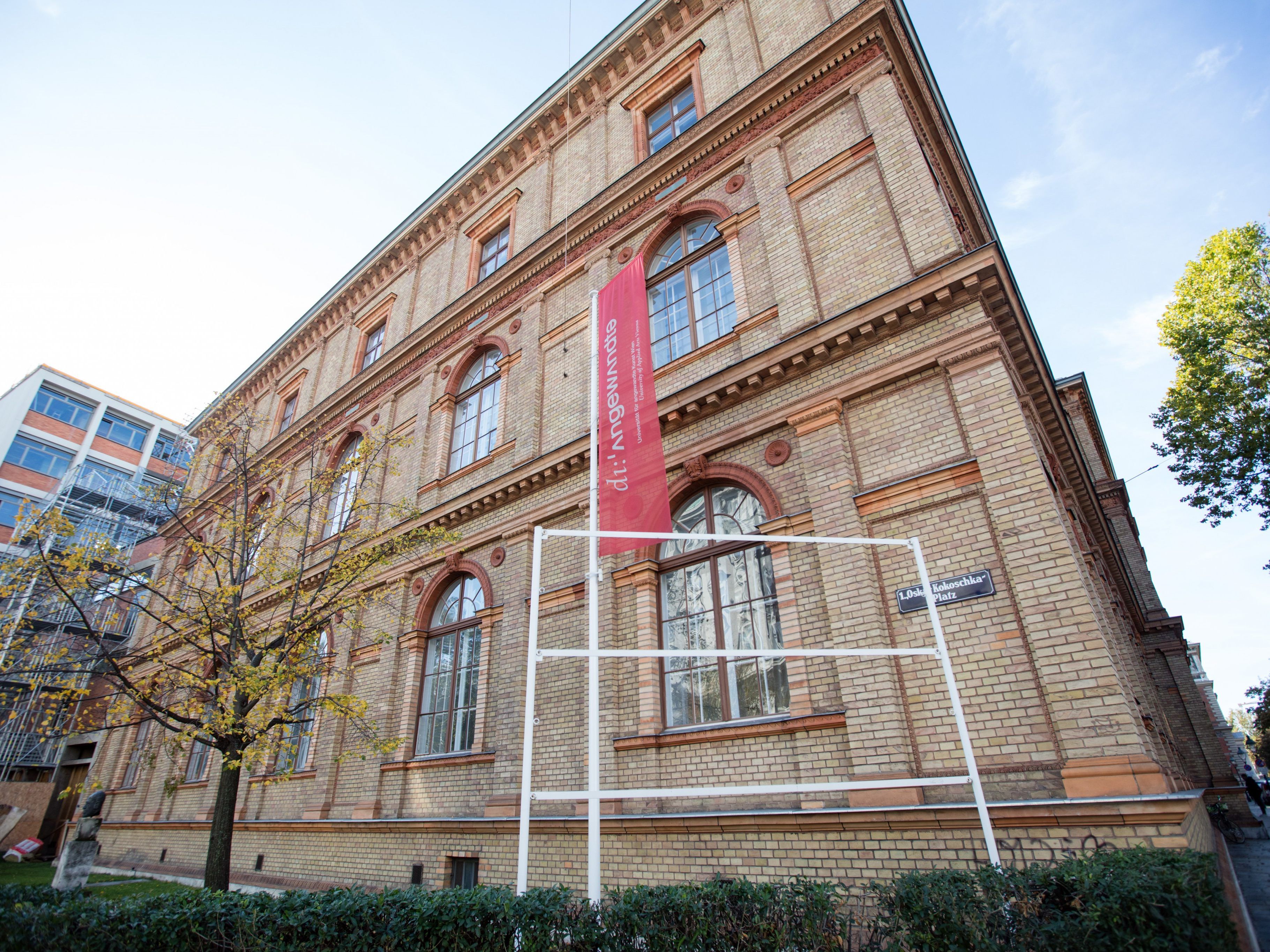 Unter anderem wendete sich die Universität für Angewandte Kunst in Wien an die neue Koalition