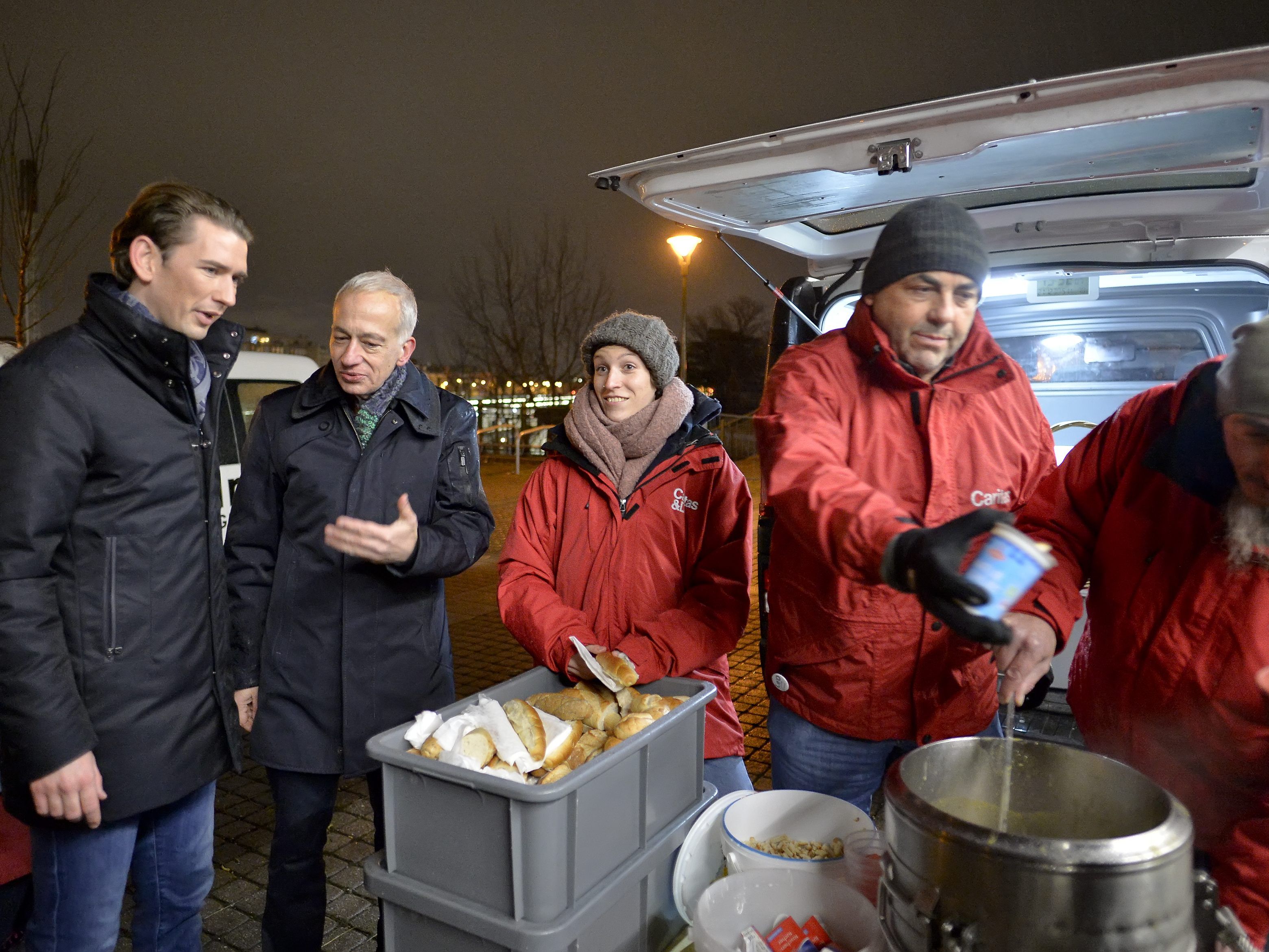 Sebastian Kurz stattete dem "Suppenbus" der Caritas einen Besuch ab.