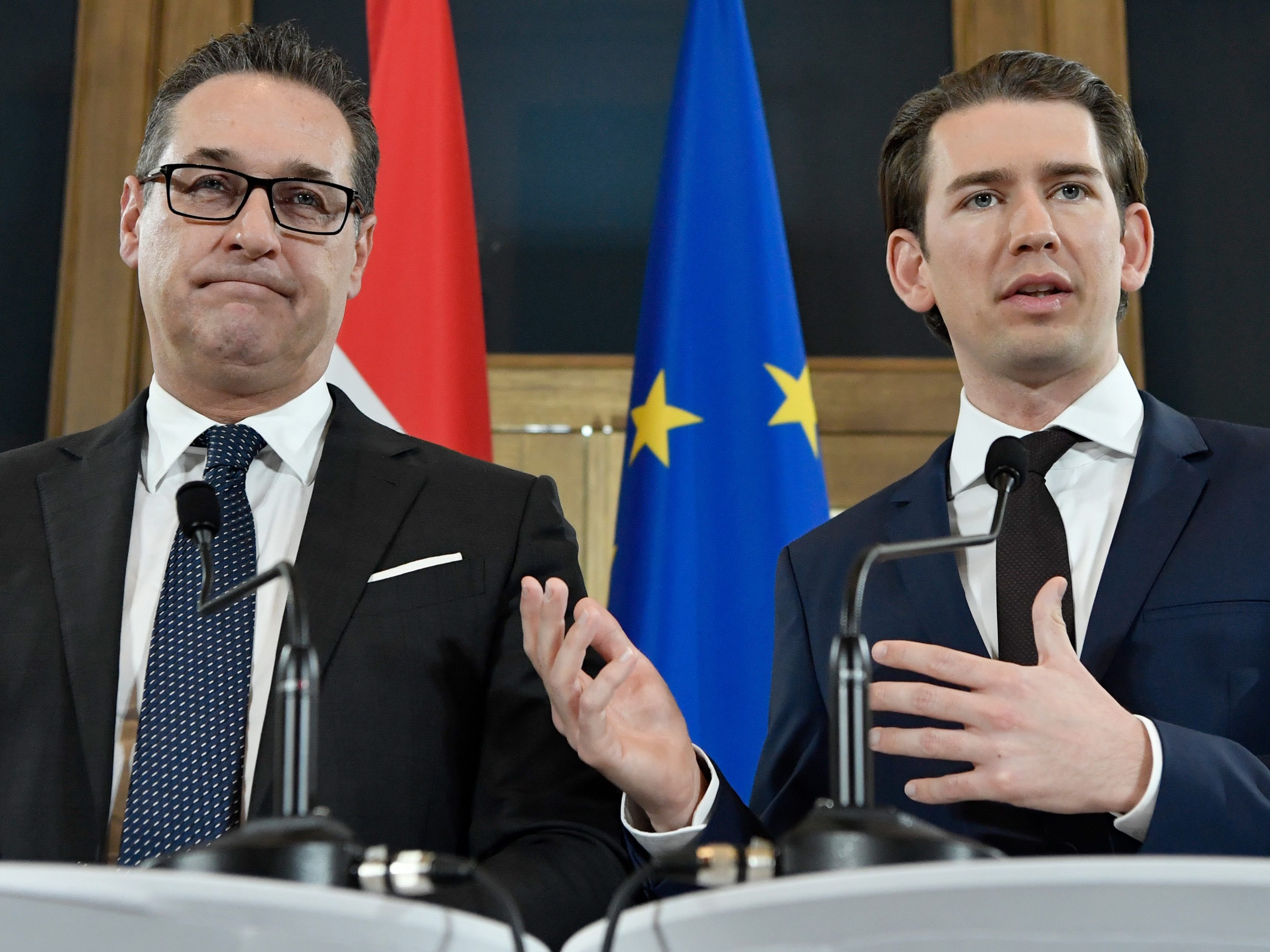 Nächster Schritt: Ein Vier-Augen-Gespräch zwischen ÖVP-Chef Sebastian Kurz (r.) und FPÖ-Obmann Heinz-Christian Strache Nächster Schritt: Ein Vier-Augen-Gespräch zwischen ÖVP-Chef Sebastian Kurz (r.) und FPÖ-Obmann Heinz-Christian Strache