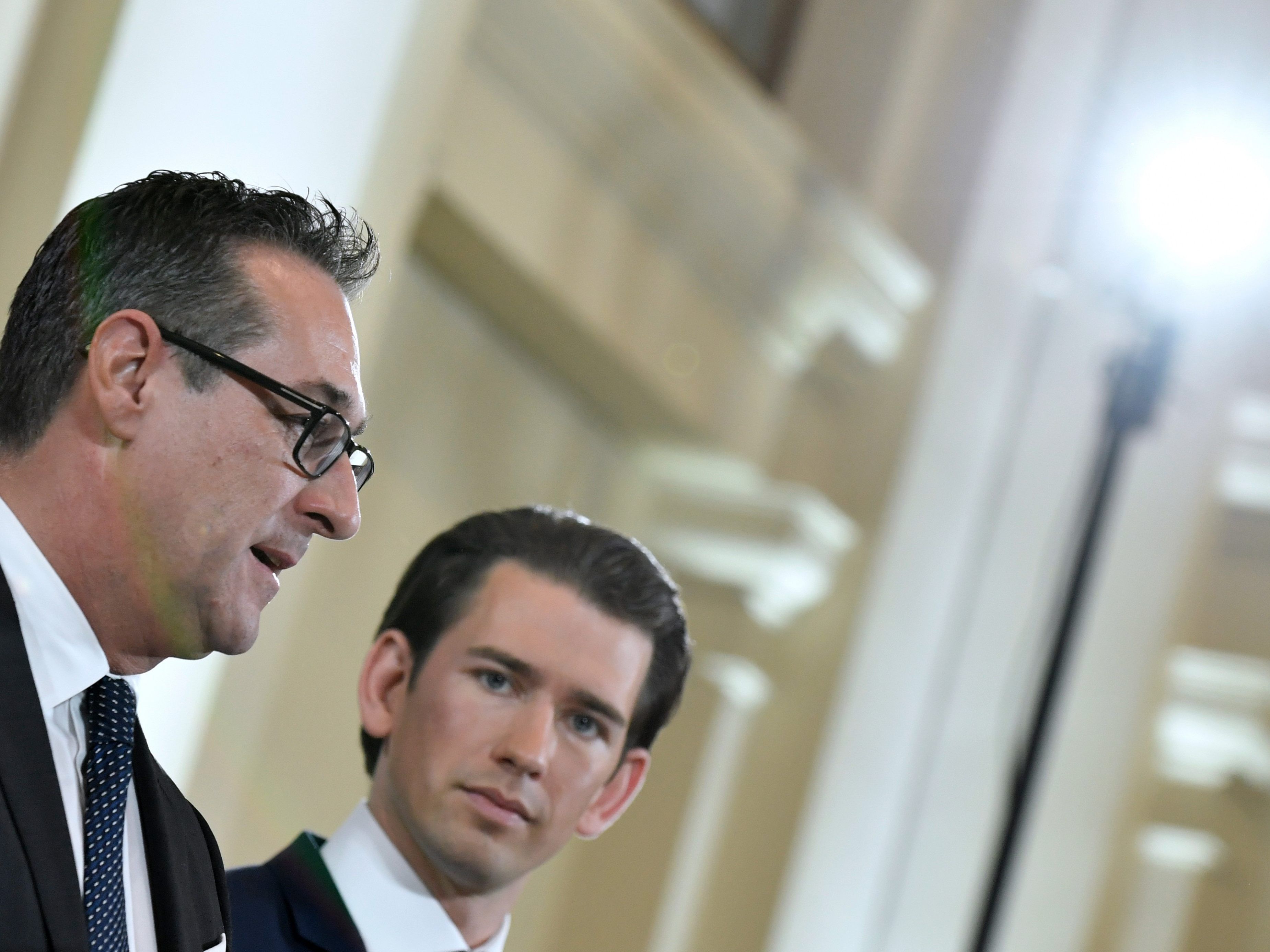 Der zukünftigen Koalition wird ein Abkürzen der Ministerienverteilung vorgeworfen.