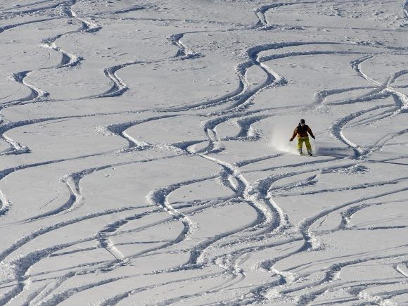 Nach einem Skiunfall in Damüls sucht die Polizei nach Zeugen.