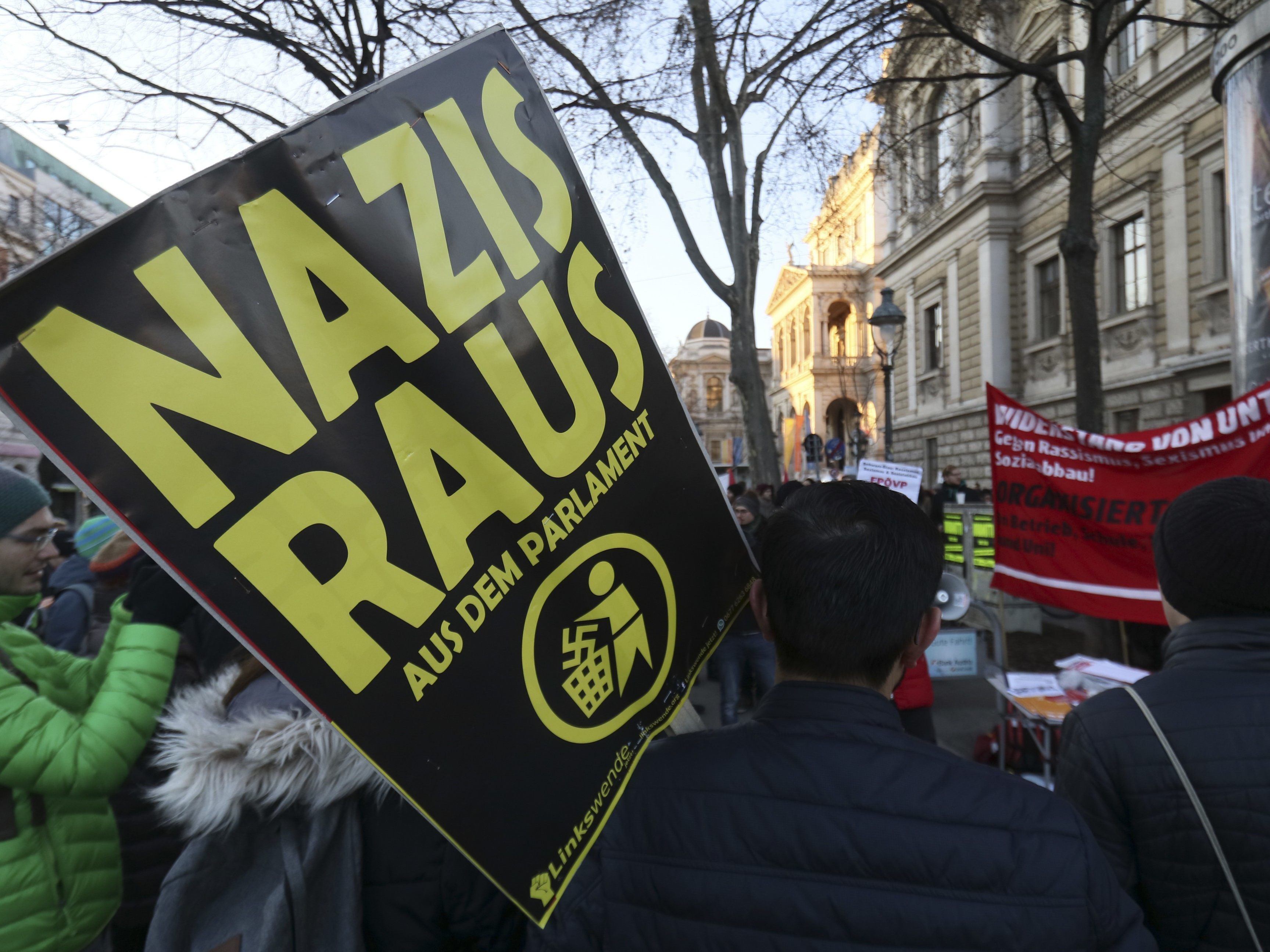 Die Demonstrationen gegen die neue Regierung haben über 2.000 Menschen angezogen.