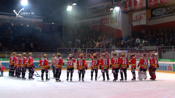 Die VEU Feldkirch feiert ihren 4:1 Derbysieg über den EHC Lustenau