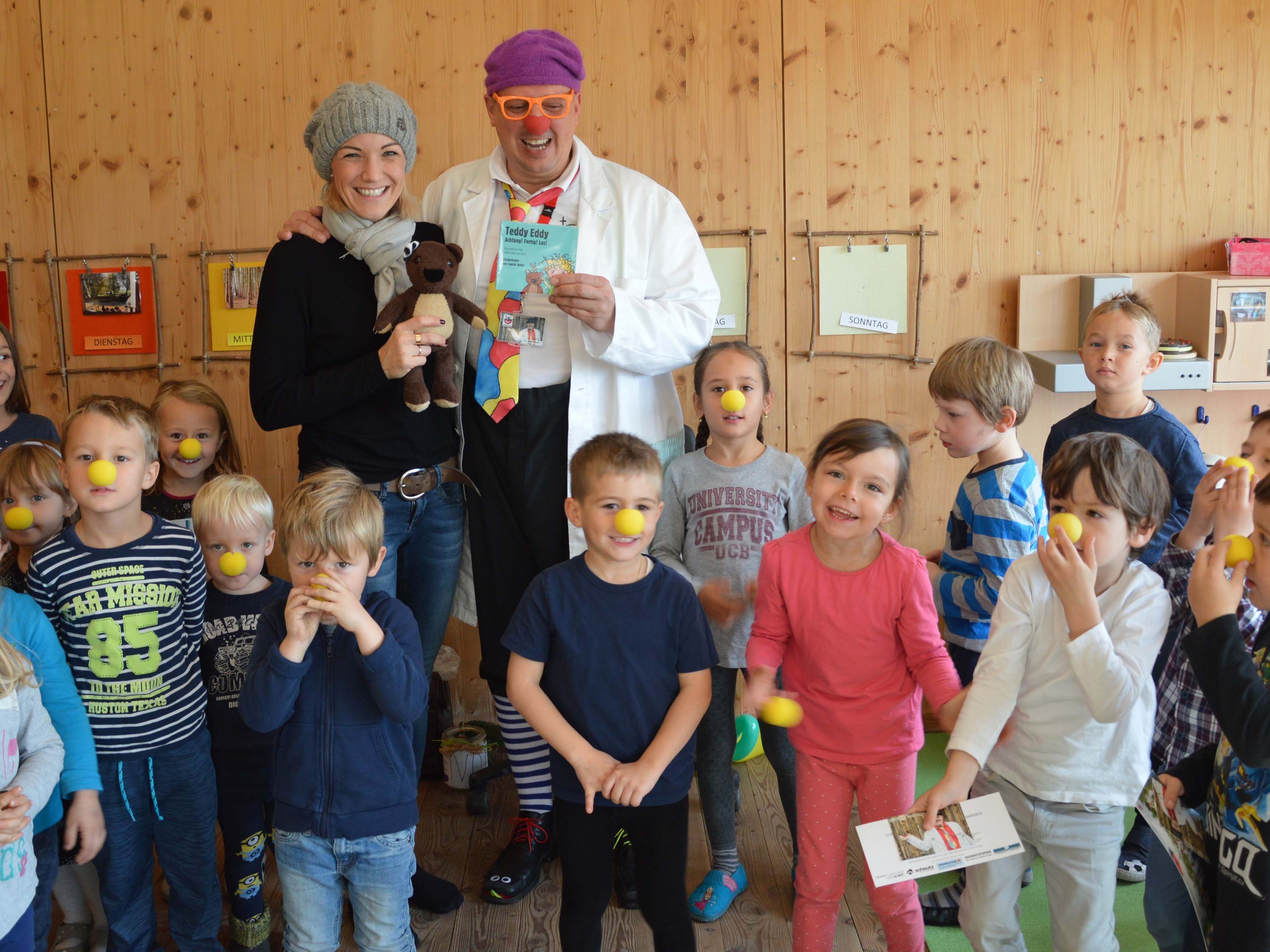 Die Kinder vom Riedkindi übergaben 500 Euro und 10 CDs an Dr. Toll-Patsch von den Clini-Clowns.