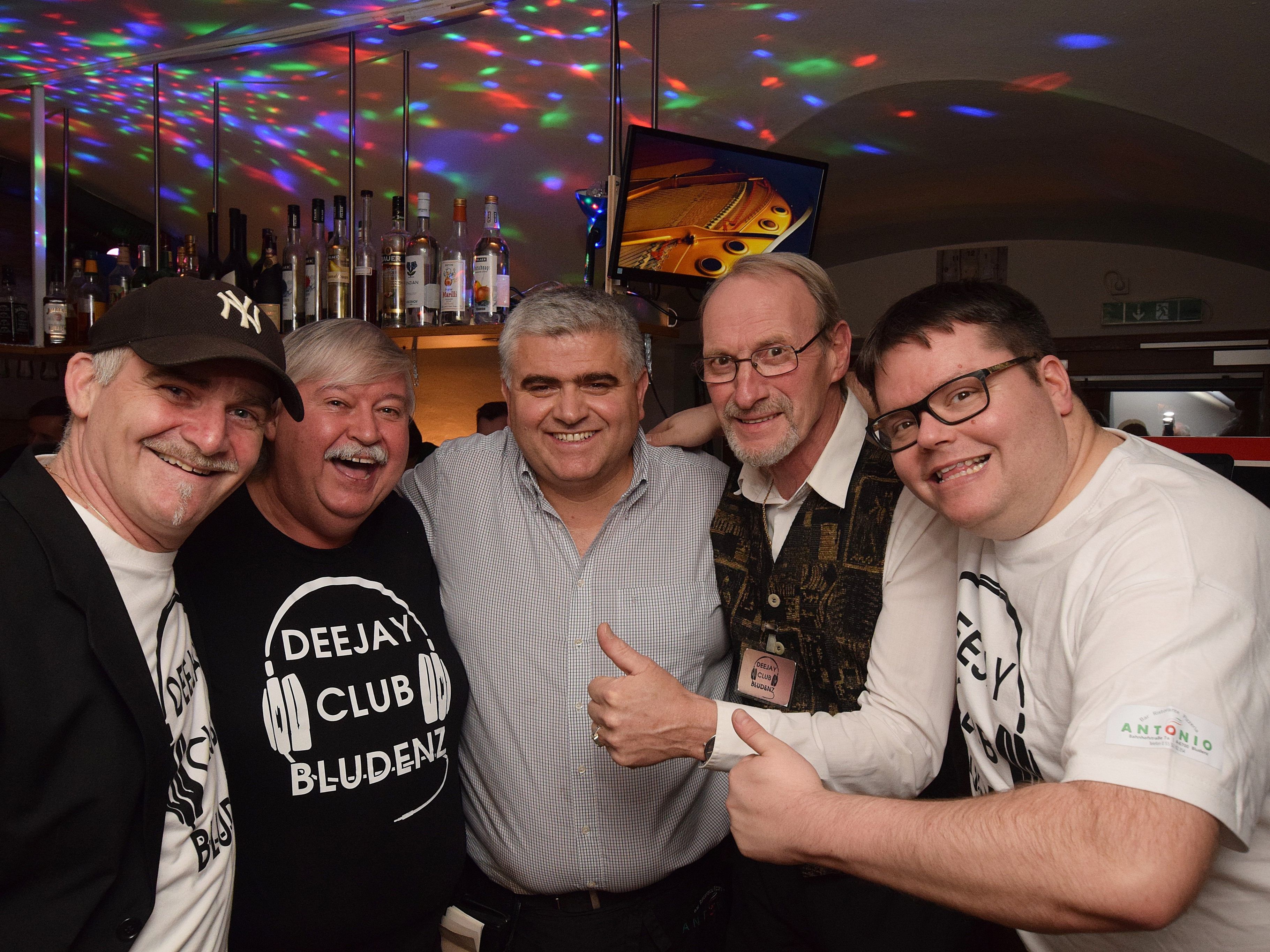 V.l.n.r. Thomas Wimmer und Peter Osti freuten sich mit Pizzeria Chef Antonio sowie Helmut van Bracht und Mathias Brock über die gelungene "Freaky Friday-Show". Nicht am Bild Joachim Falk (DJ Faxe)