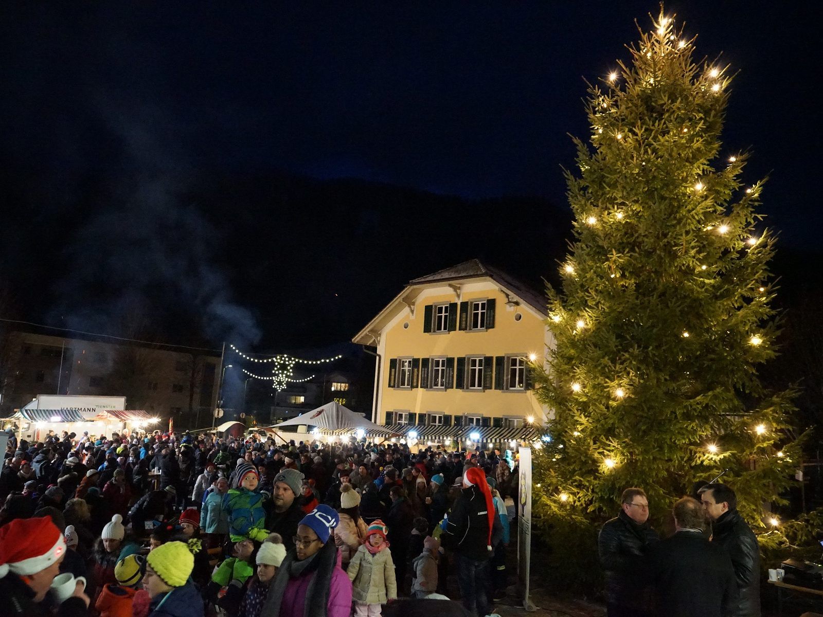 In vorweihnachtlichen Glanz erstrahlte der Rathausplatz in Nenzing In vorweihnachtlichen Glanz erstrahlte der Rathausplatz in Nenzing