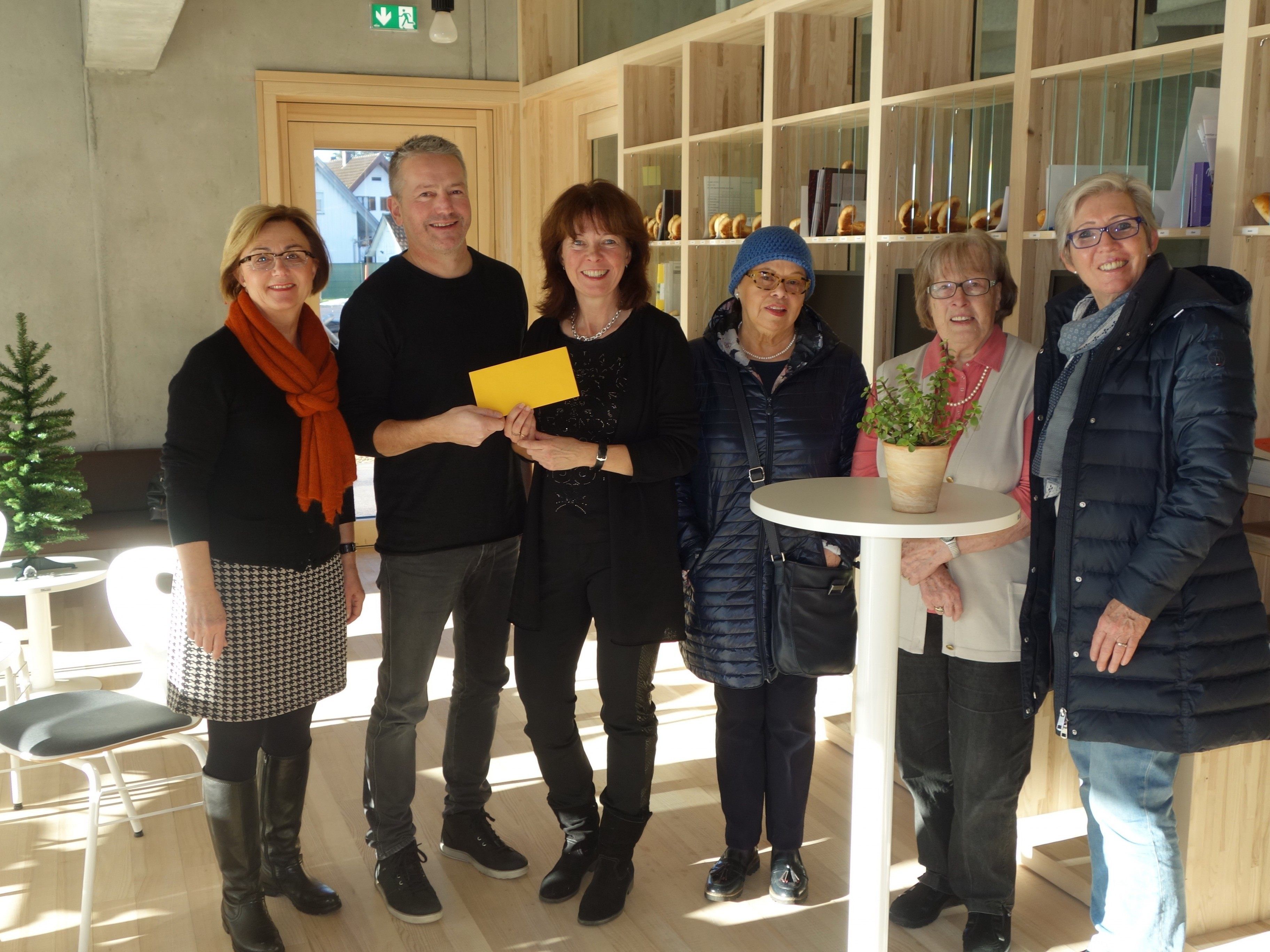 Dir. Jagg mit den GUTA Vorstandsdamen Dir. Jagg mit den GUTA Vorstandsdamen