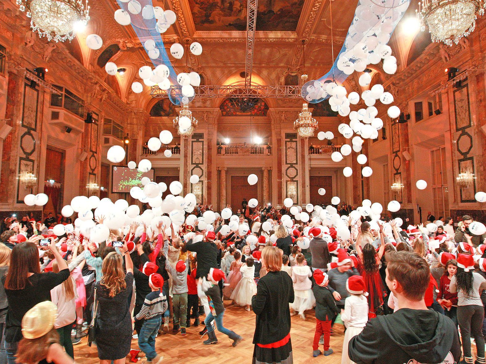 Am Donnerstag fand der "Energy for Life"-Weihnachtsball für bedürftige Kinder in der Wiener Hofburg statt.