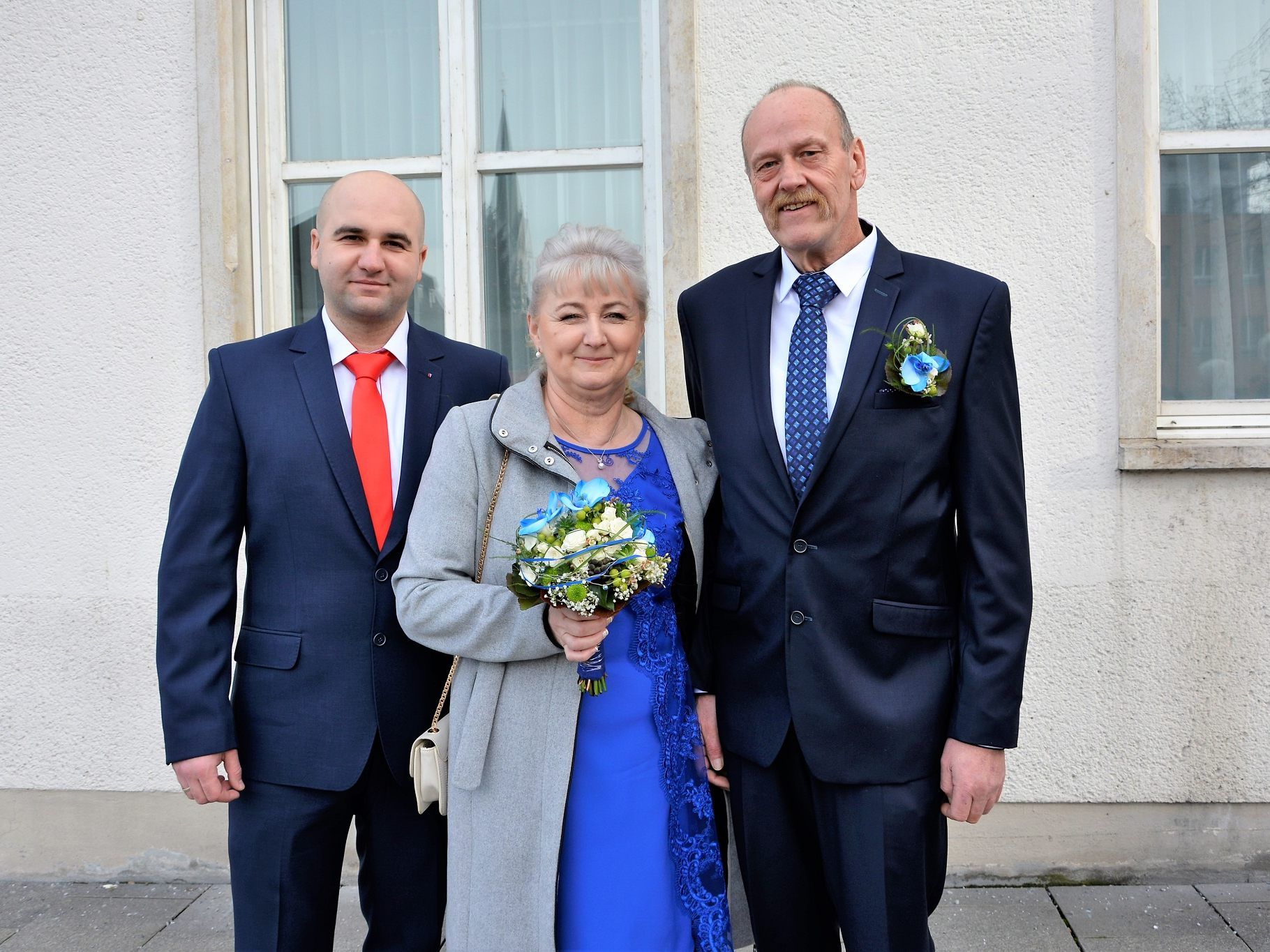 Das Brautpaar mit dem Trauzeugen beim Standesamt Dornbirn. Das Brautpaar mit dem Trauzeugen beim Standesamt Dornbirn.