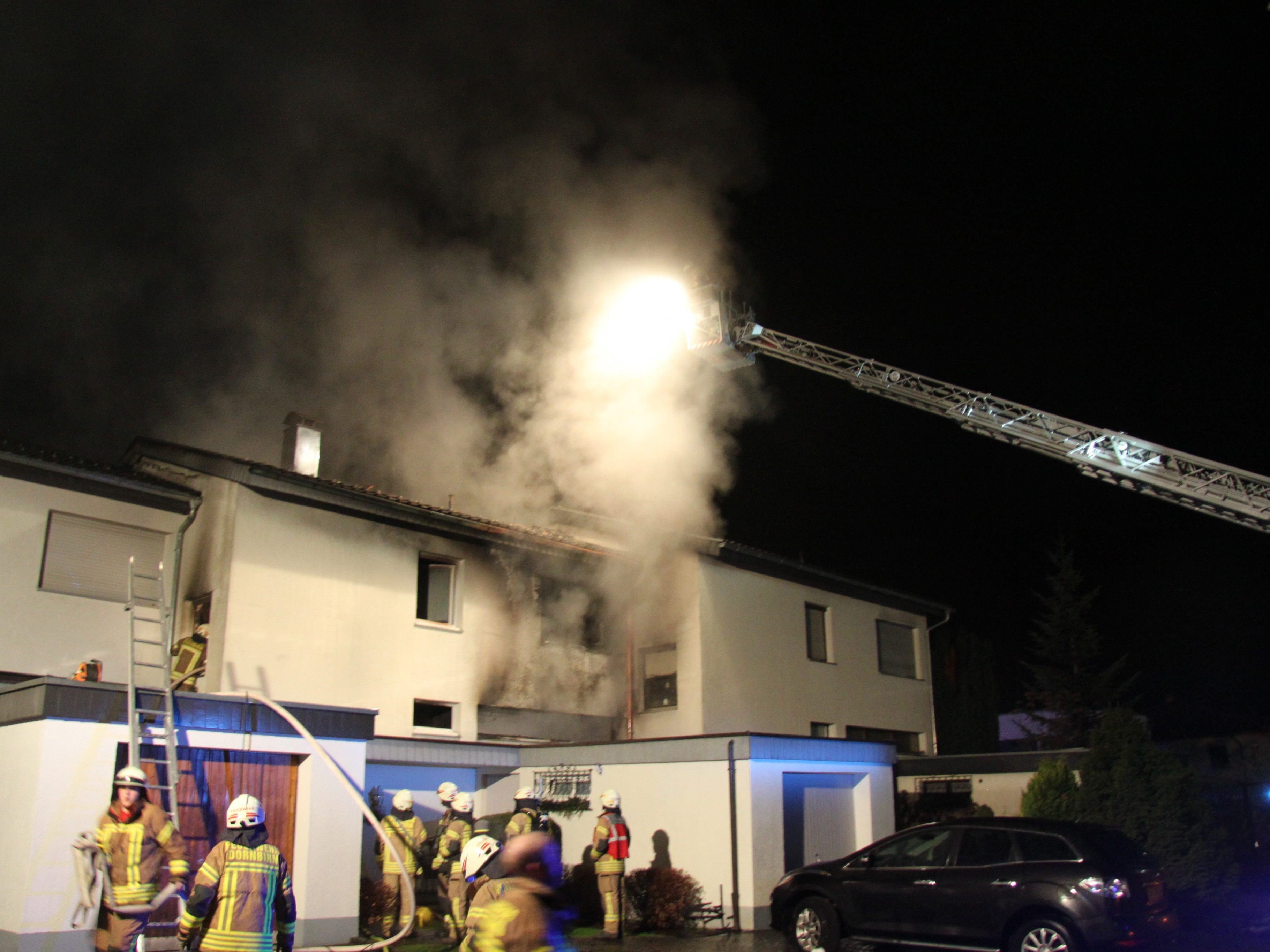 Ein Haus fing an Heilig Abend in Dornbirn Feuer. Ein Haus fing an Heilig Abend in Dornbirn Feuer.
