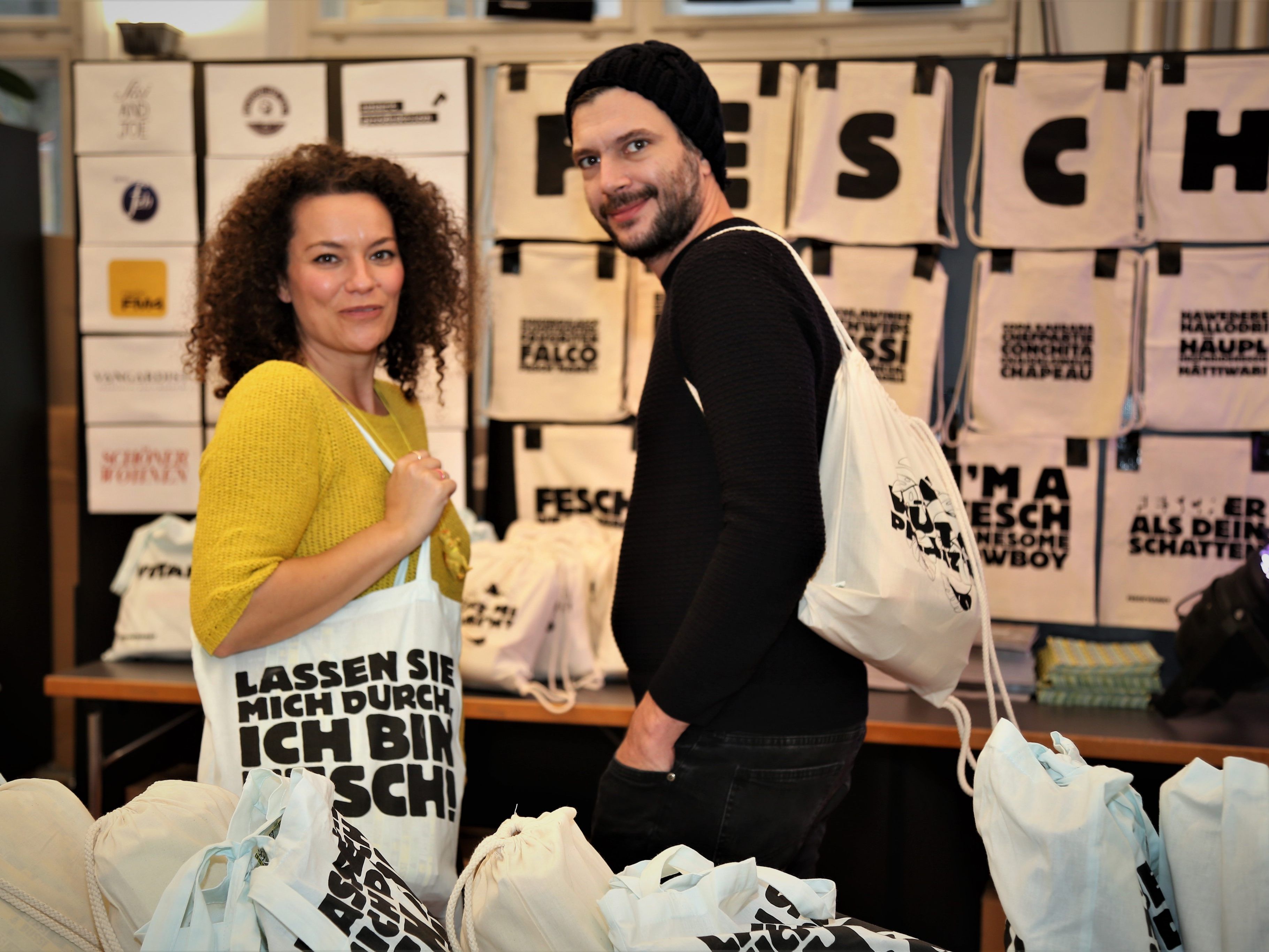 „Lassen Sie mich durch, ich bin fesch!“ stand auf den heurigen Fesch-Bags beim Stand von Felicitas und Christoph. „Lassen Sie mich durch, ich bin fesch!“ stand auf den heurigen Fesch-Bags beim Stand von Felicitas und Christoph.