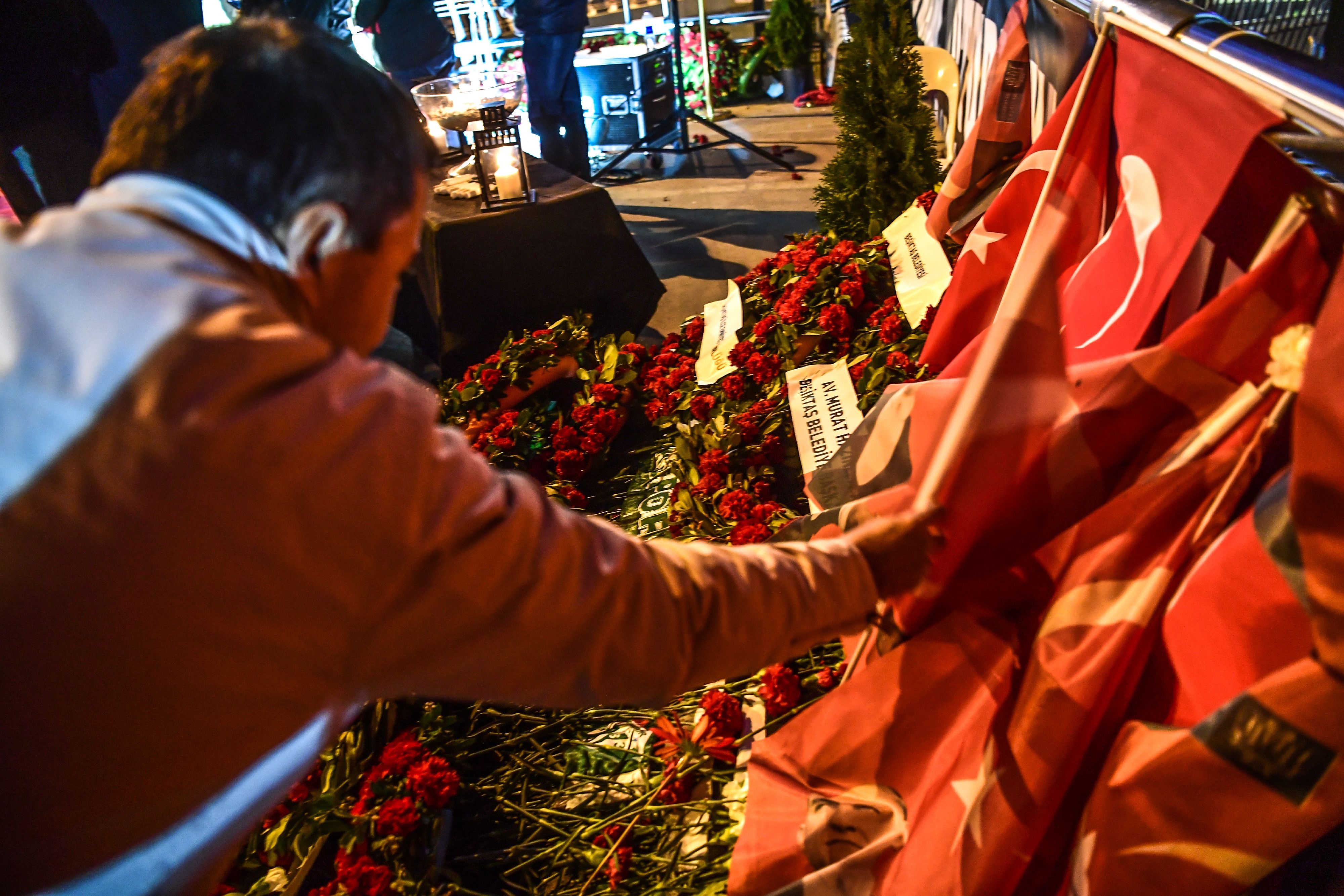 Bei dem Anschlag in dem Nachtclub in Istanbul wurden mehrere Menschen getötet.  Bei dem Anschlag in dem Nachtclub in Istanbul wurden mehrere Menschen getötet.