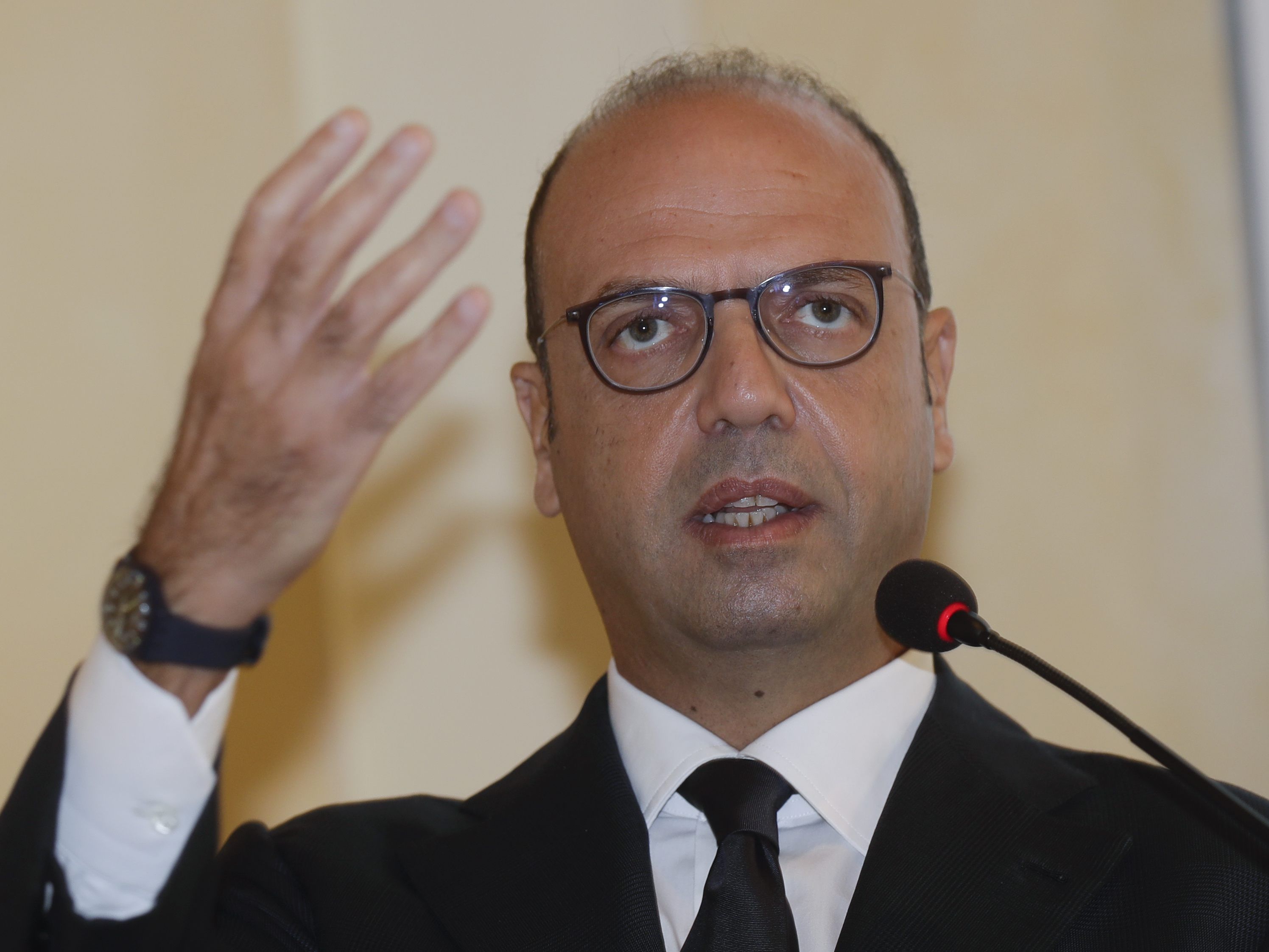 Italiens Außenminister Angelino Alfano plant ein Telefonat mit Karin Kneissl zum Doppelpass für Südtiroler. Italiens Außenminister Angelino Alfano plant ein Telefonat mit Karin Kneissl zum Doppelpass für Südtiroler.