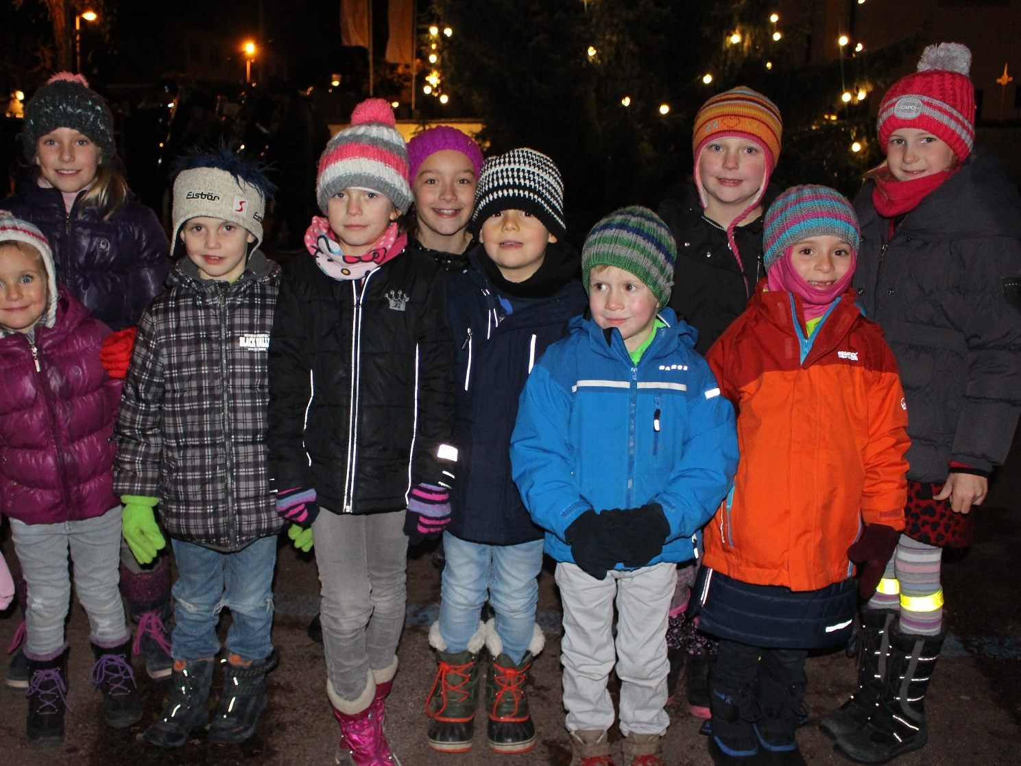 Für die Kinder war die Entzündung der Weihnachtsbeleuchtung natürlich ein besonderes Erlebnis.