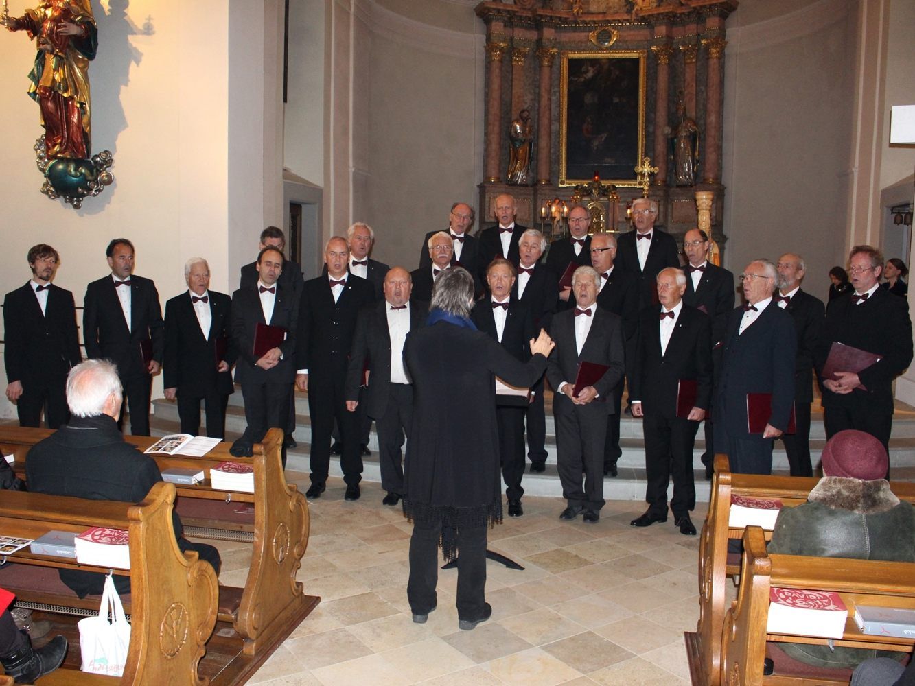 Der Männergesangvereines Lochau begeisterte die zahlreichen Besucher mit einem wunderbaren Adventkonzert. Der Männergesangvereines Lochau begeisterte die zahlreichen Besucher mit einem wunderbaren Adventkonzert.