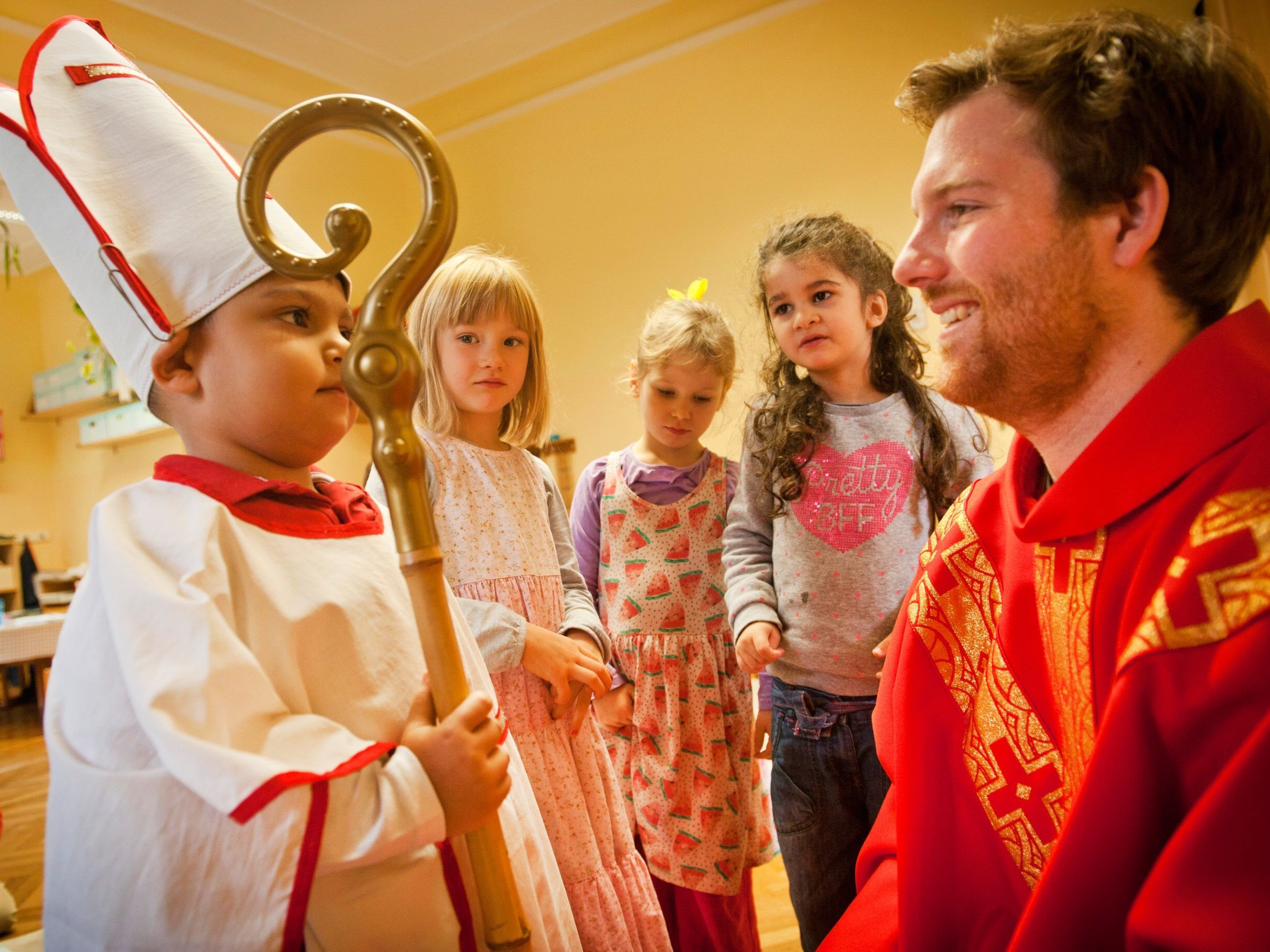 Darf er in den Kindergarten oder nicht? Der Heilige Nikolaus polarisiert in der Vorweihnachtszeit