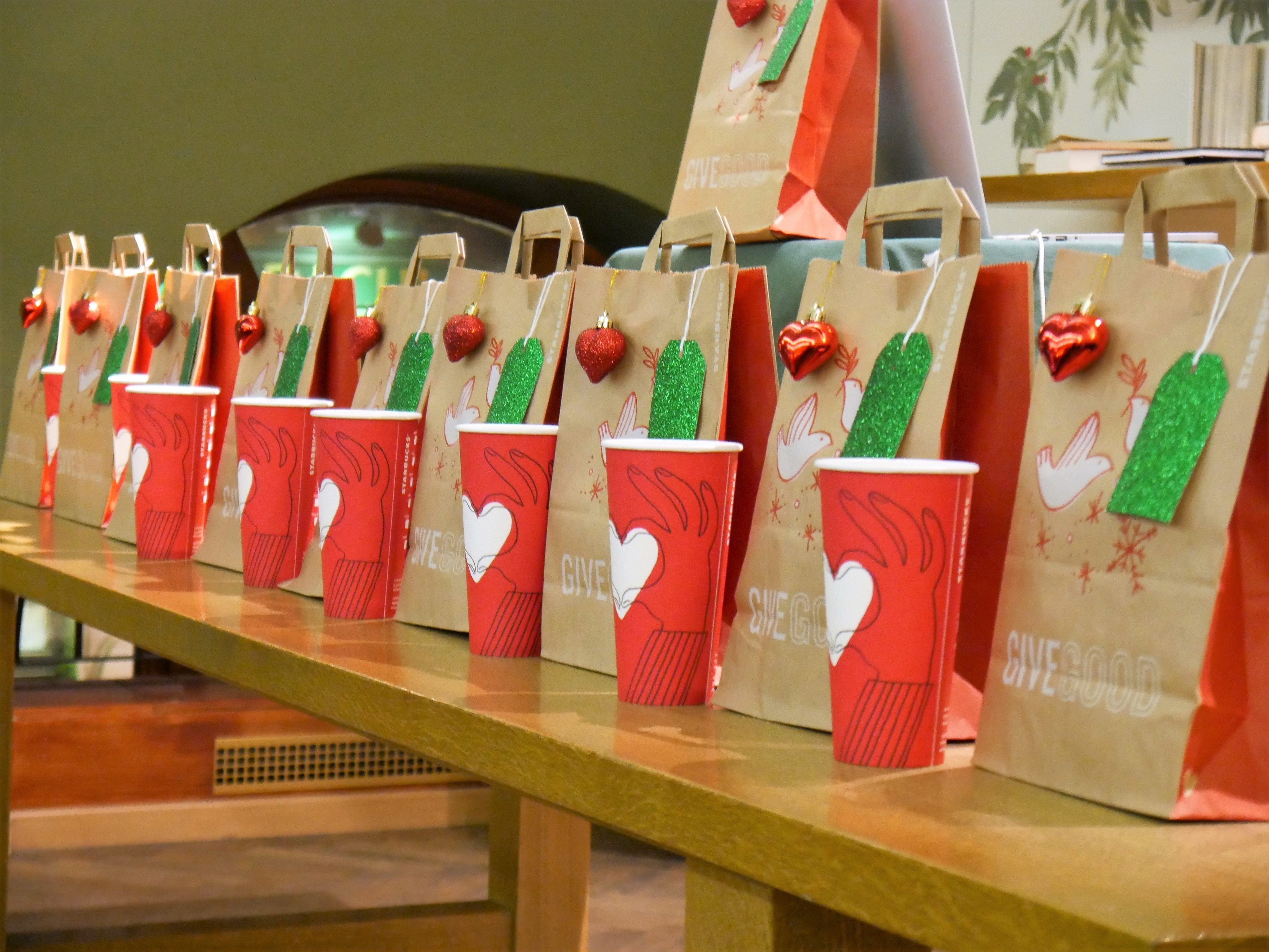 Starbucks lud im Zuge der Red Cup Charity-Aktion „Give Good“ auch andere zum Mithelfen ein