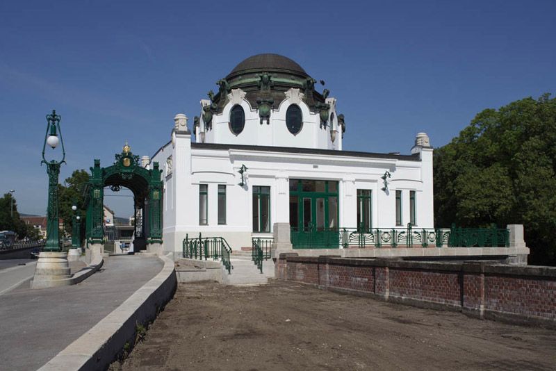Im Otto Wagner Hofpavillon Hietzing wurde ein Pas de deux zur „Stéphanie-Gavotte“ von Alfons Czibulka getanzt Im Otto Wagner Hofpavillon Hietzing wurde ein Pas de deux zur „Stéphanie-Gavotte“ von Alfons Czibulka getanzt