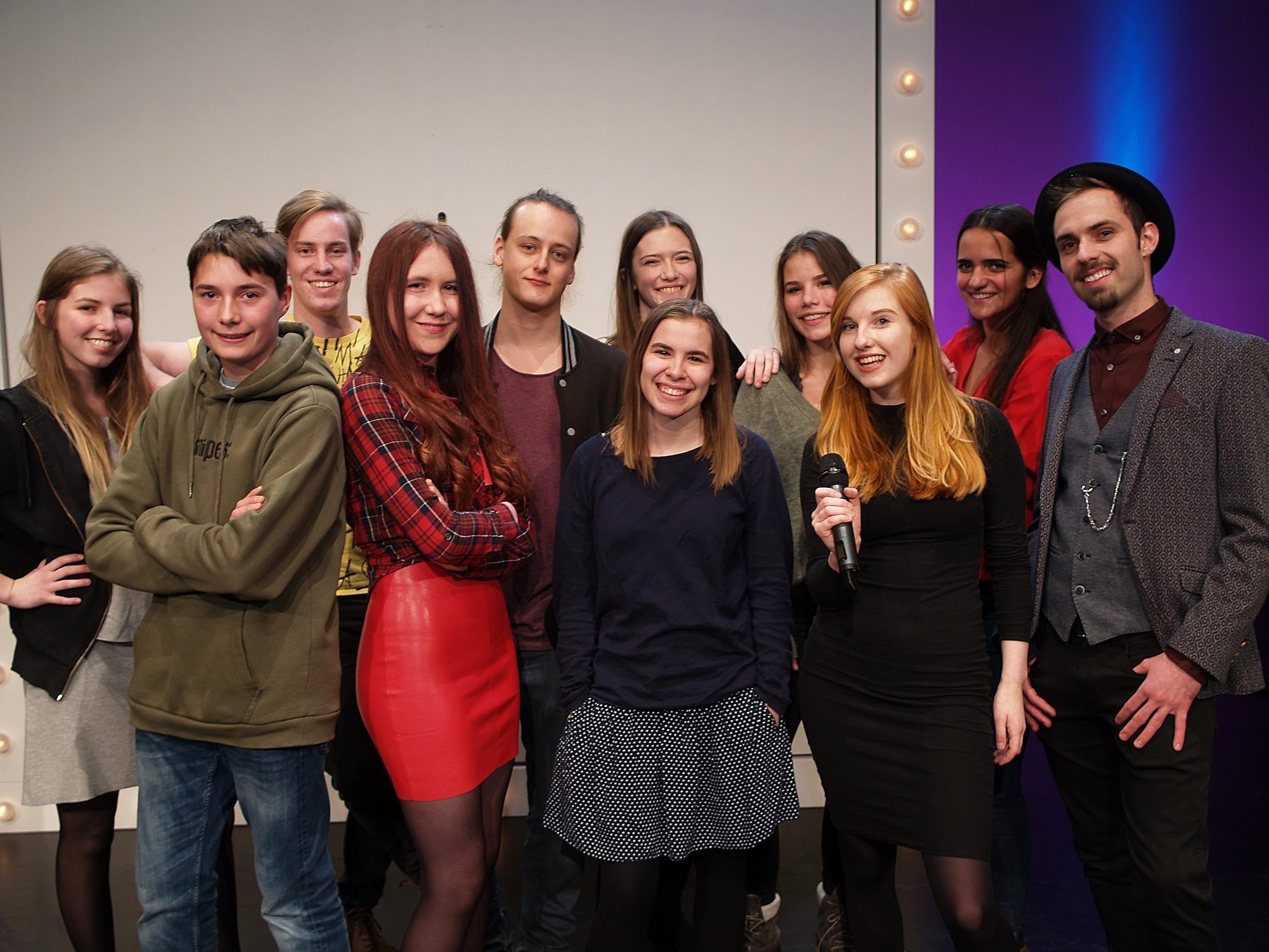 Die jugendlichen Poeten mit den Moderatoren Sophia Juen und Joe Hafner (re.) beim U20 Poetry Slam am Theater Kosmos Die jugendlichen Poeten mit den Moderatoren Sophia Juen und Joe Hafner (re.) beim U20 Poetry Slam am Theater Kosmos