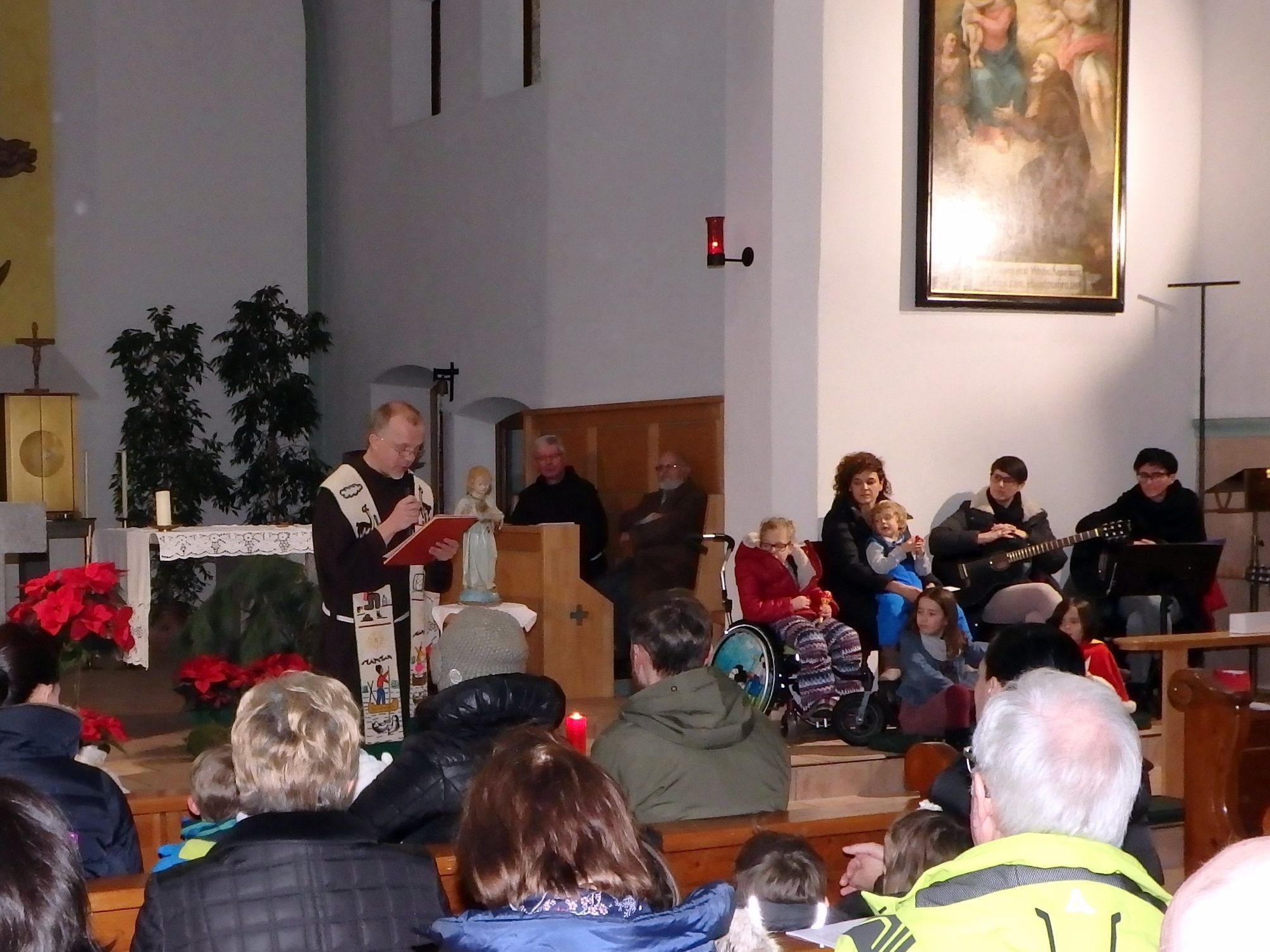 Pater Guido und die Müttergruppe Sandra, Beate u. Mäggi mit ihren Kindern Pater Guido und die Müttergruppe Sandra, Beate u. Mäggi mit ihren Kindern