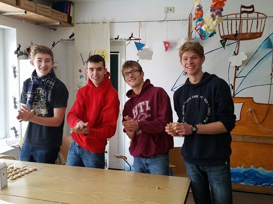 Rover Burschen erfreuen sich auch beim Kekse backen.