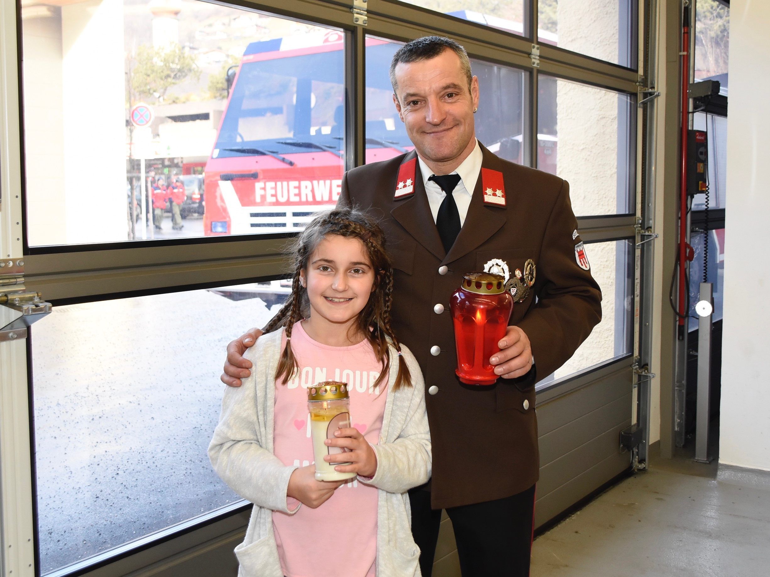 Feuerwehrmann Wolfgang Willi mit Tochter Melanie im Gerätehaus in Schruns